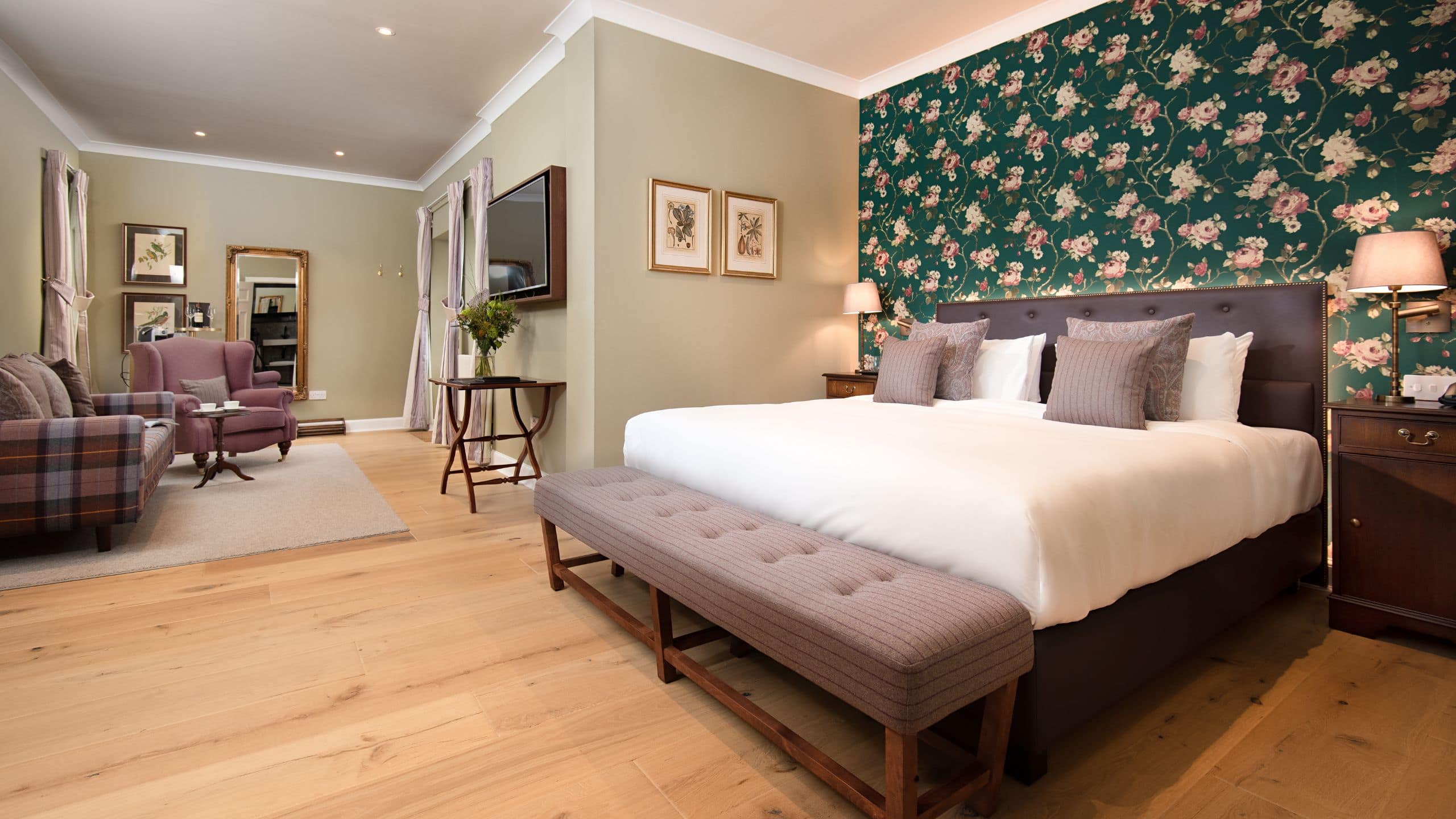 第 1，共 3 SCHLOSS Roxburghe One King Bed Courtyard Deluxe