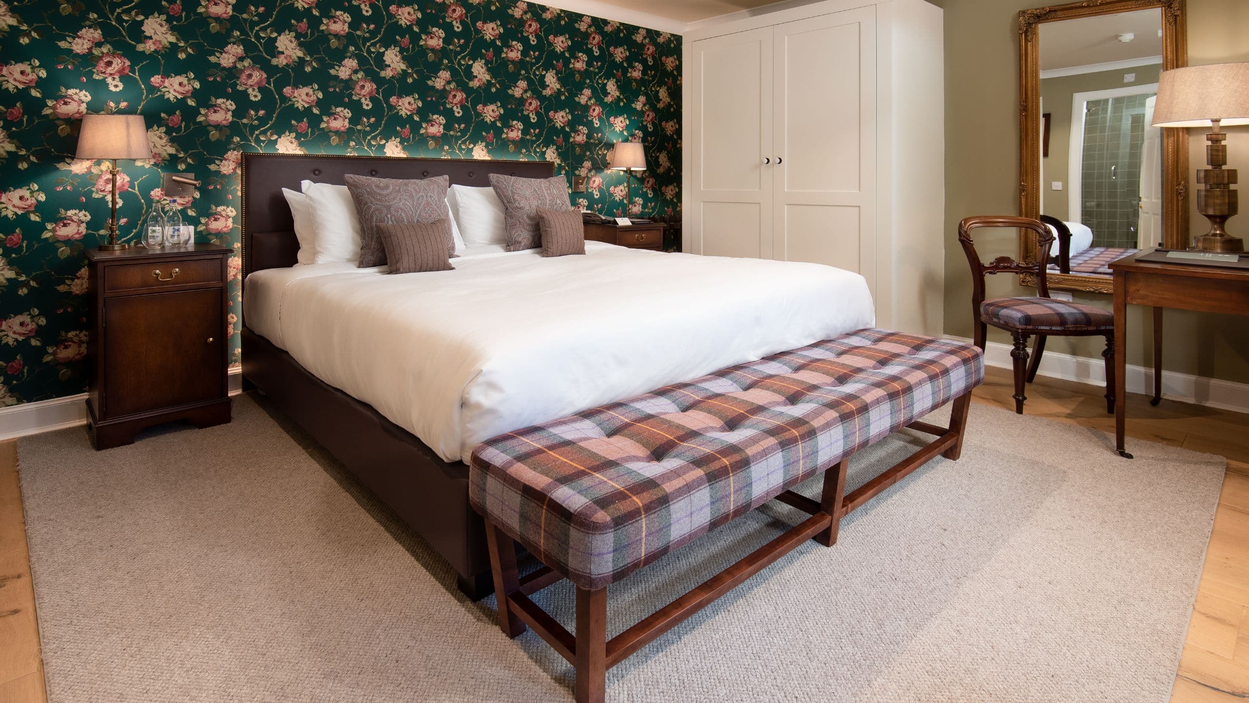 第 1，共 4 SCHLOSS Roxburghe One King Bed Courtyard