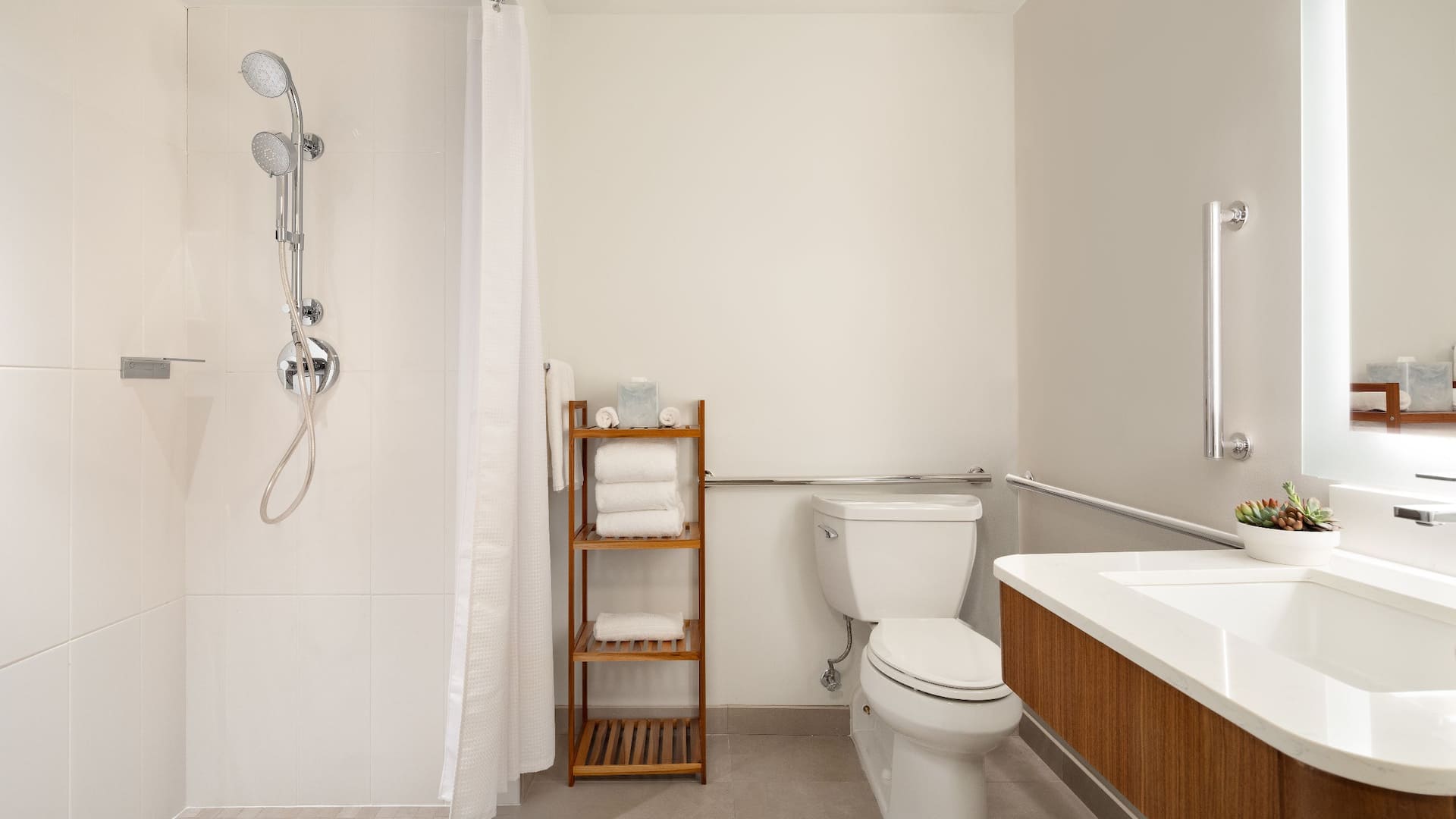 1 de 3 Hyatt Regency New Brunswick Ada King Shower Bathroom