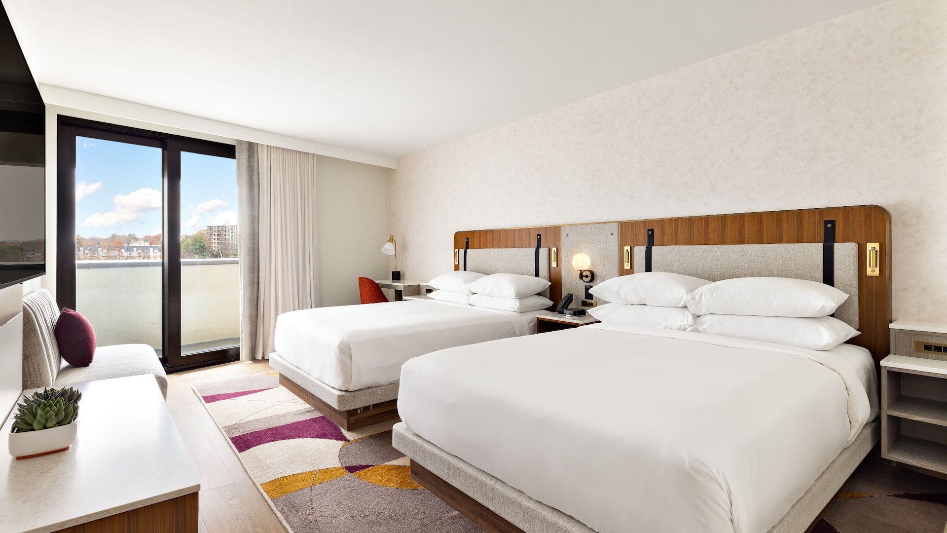 1 de 3 Hyatt Regency New Brunswick City View Guestroom Double Beds