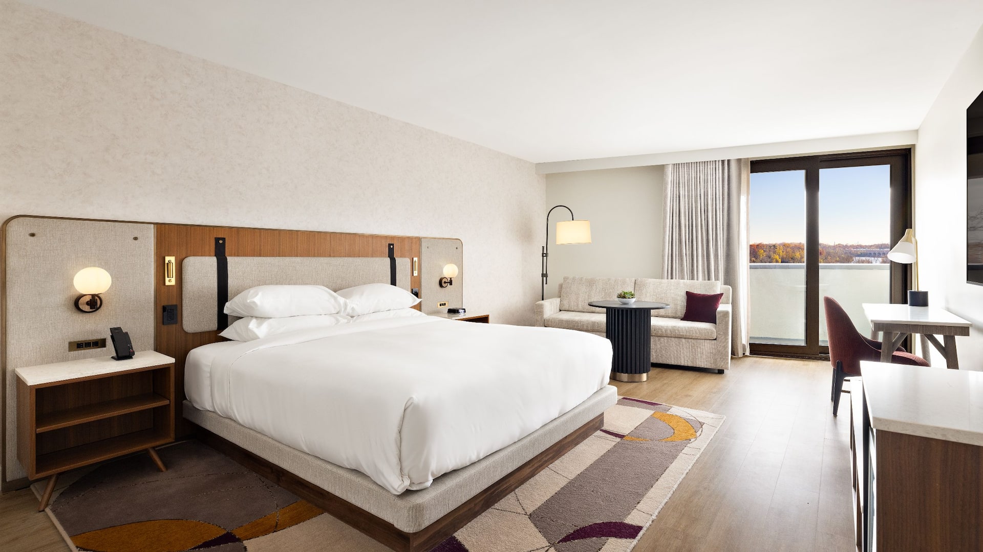 1 de 3 Hyatt Regency New Brunswick City View Guestroom King Bed