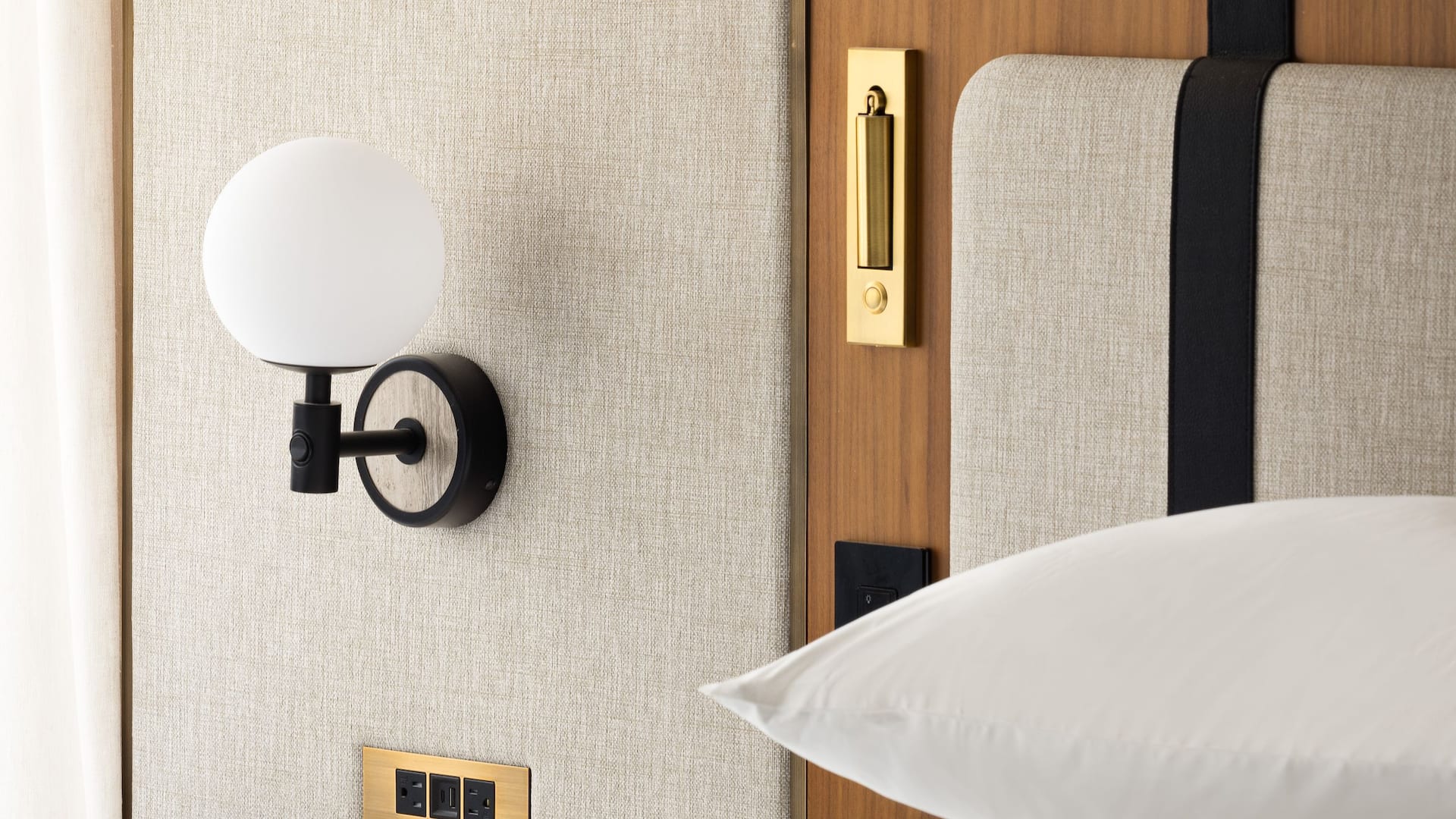 2 de 3 Hyatt Regency New Brunswick Executive Suite Headboard Detail