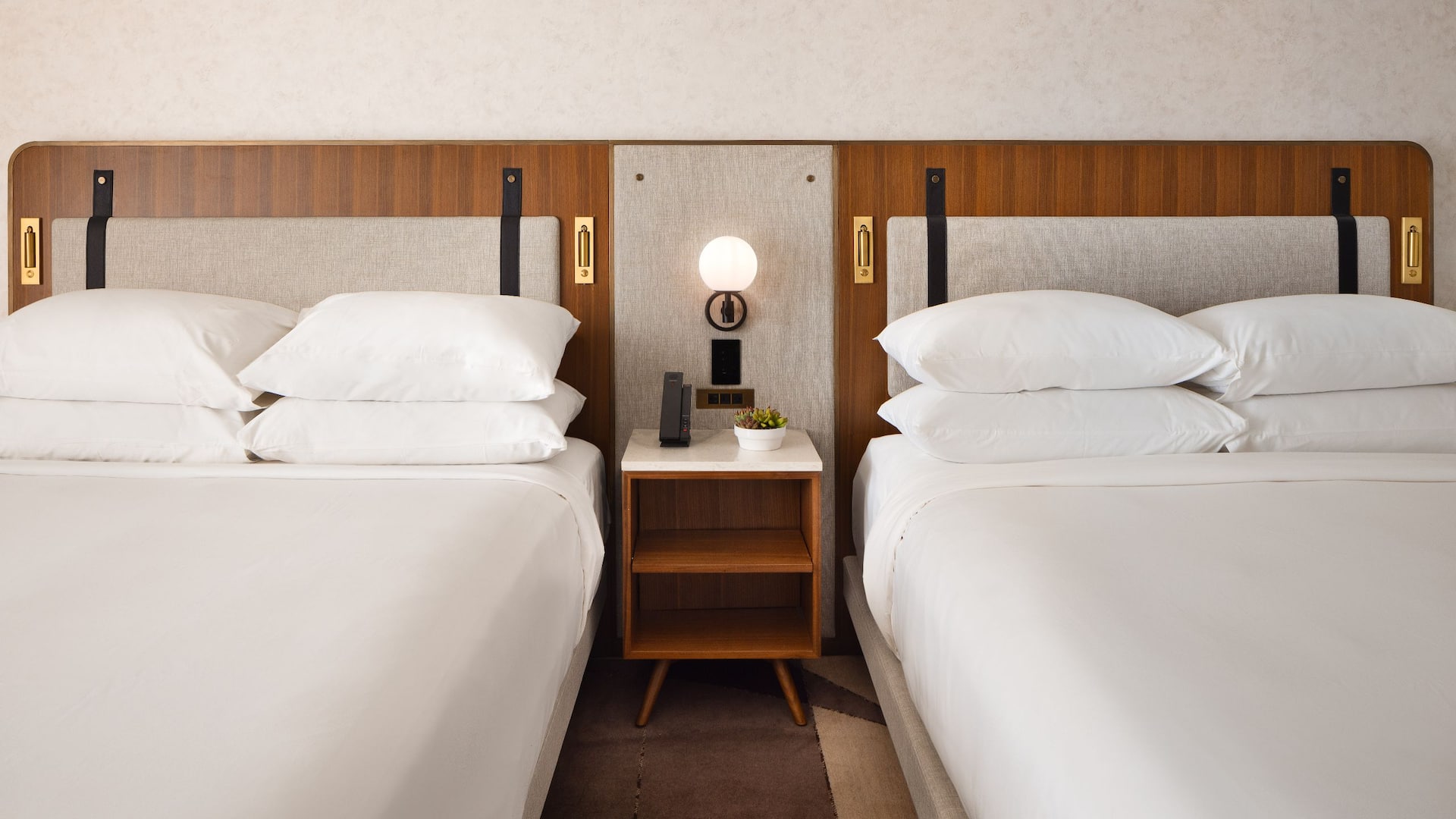 2 de 3 Hyatt Regency New Brunswick Two Queen Beds Headboard