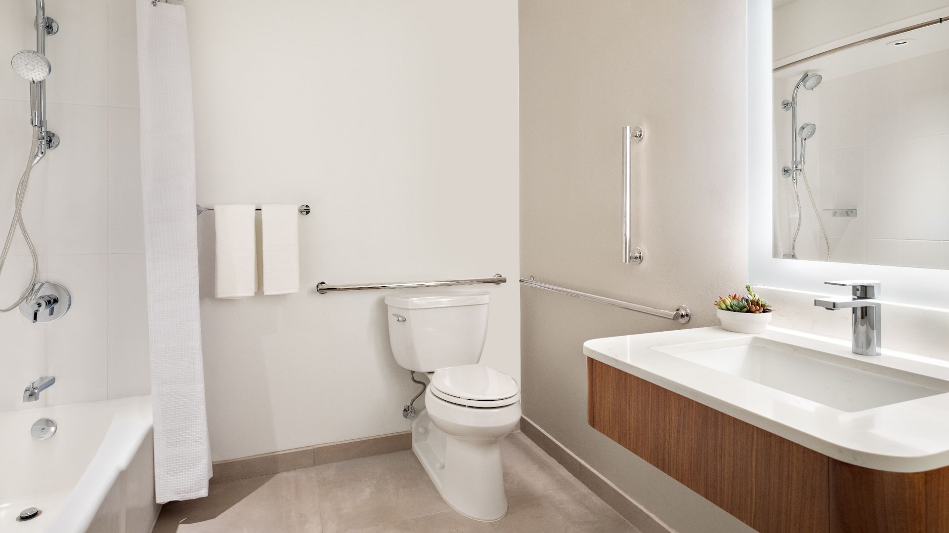 1 de 3 Hyatt Regency New Brunswick Regency Suite Bathroom Bathtub Shower
