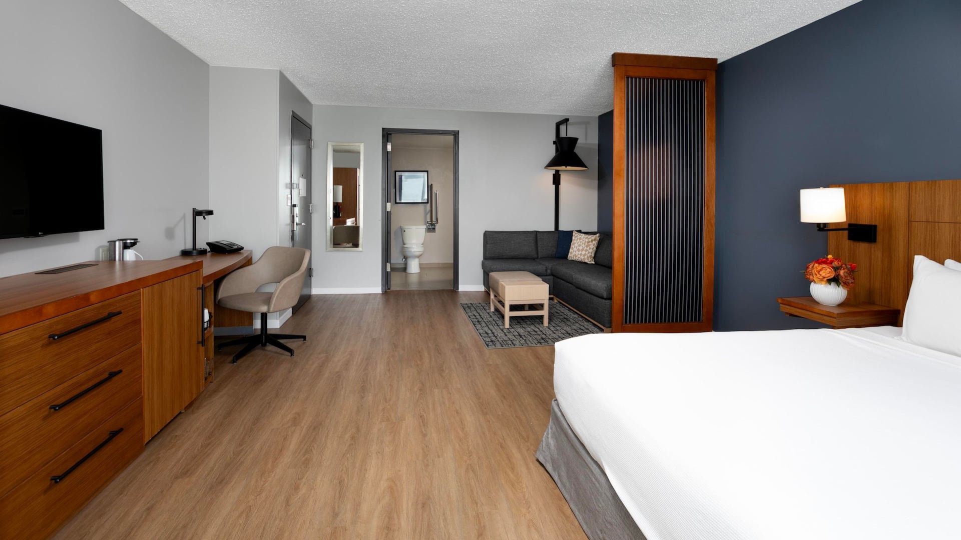 3 von 6 Hyatt Place Bayamón King Bedroom And Bathroom