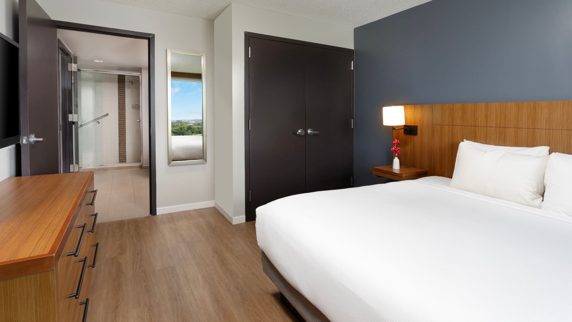 2 von 6 Hyatt Place Bayamón Suite Bedroom Area