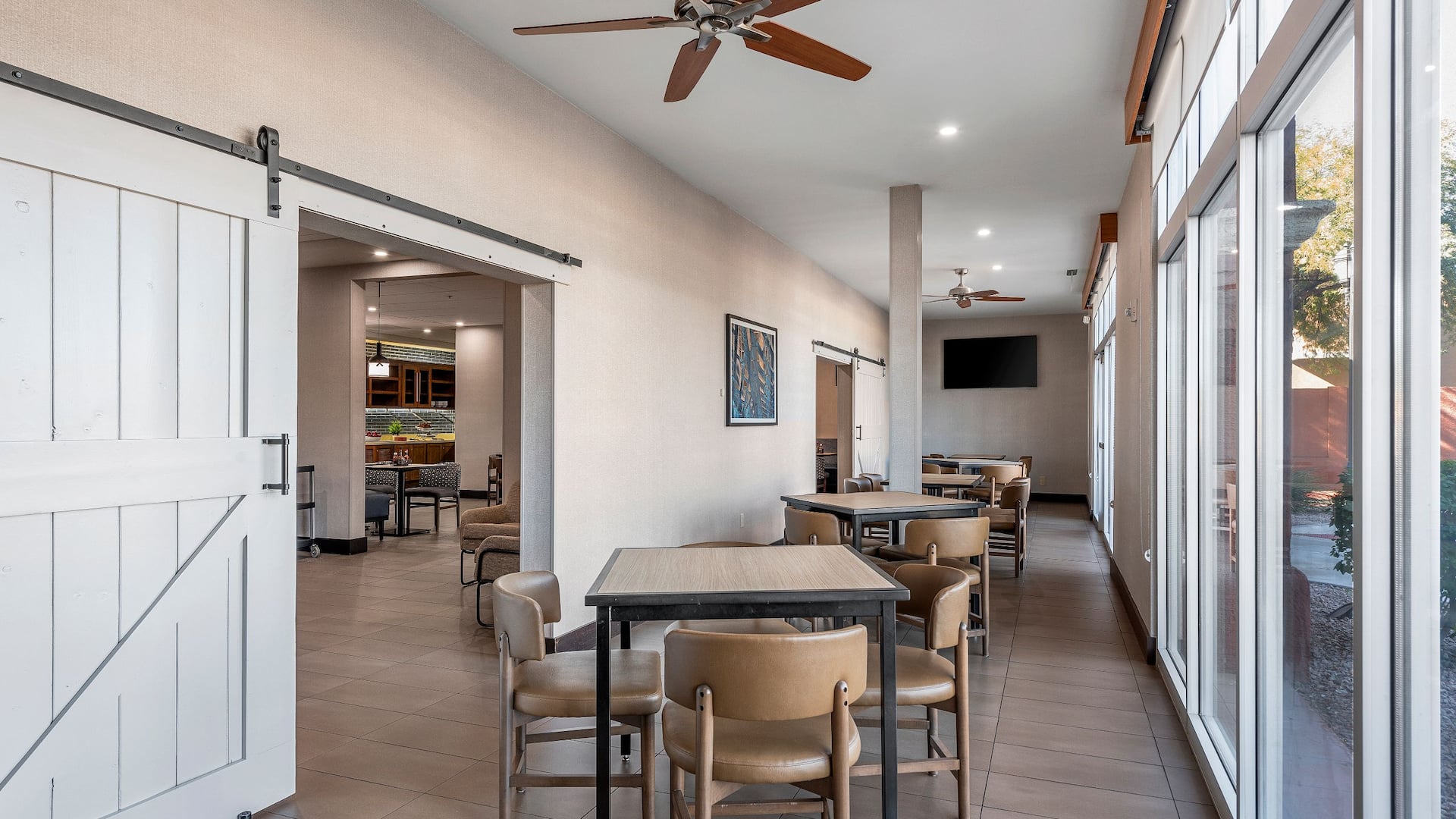 Hyatt Place Phoenix/Chandler-Fashion Center Sunroom Dining Tables