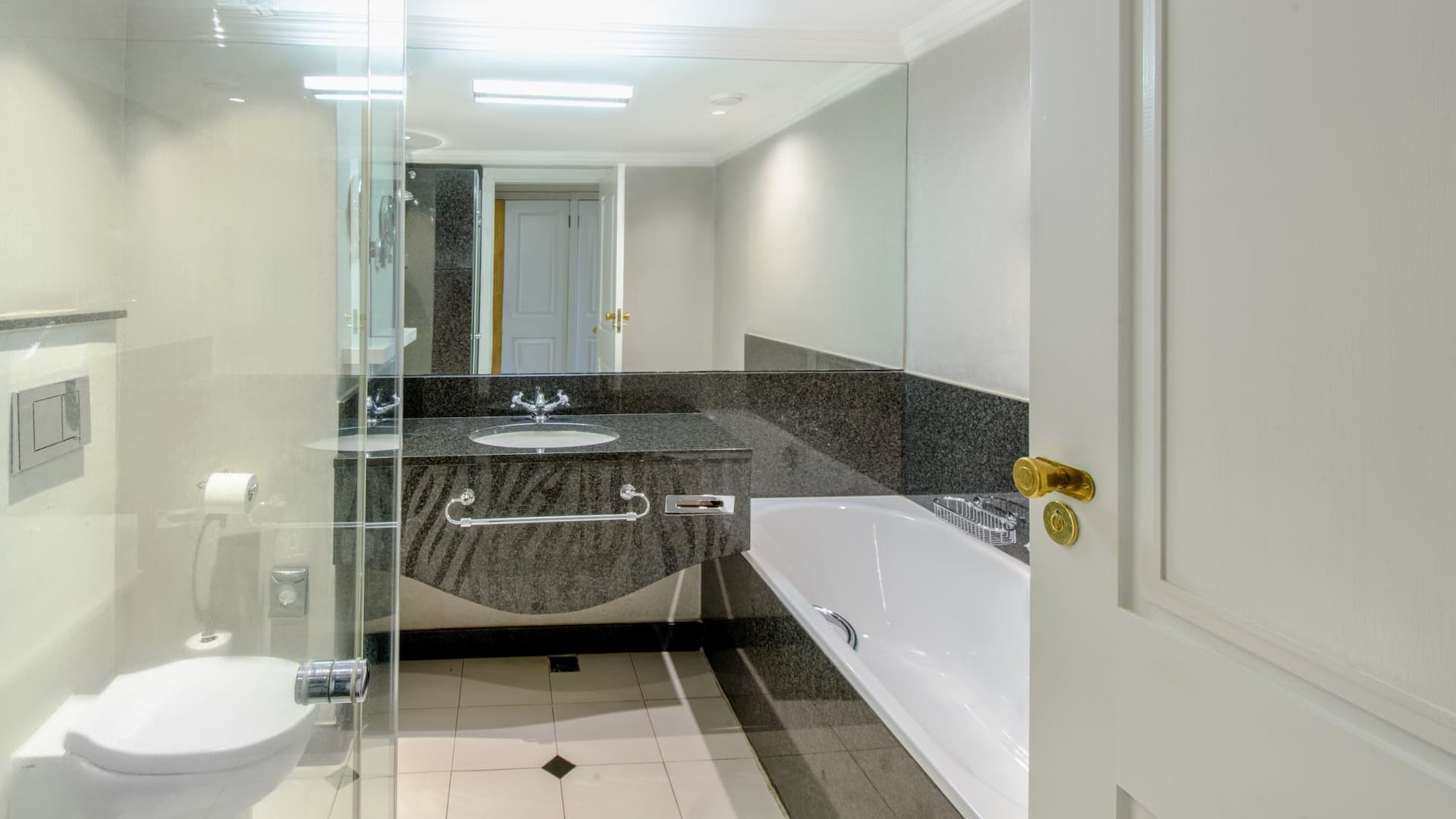 Meikles Hotel Meikles King Bed Park View Deluxe Bathroom