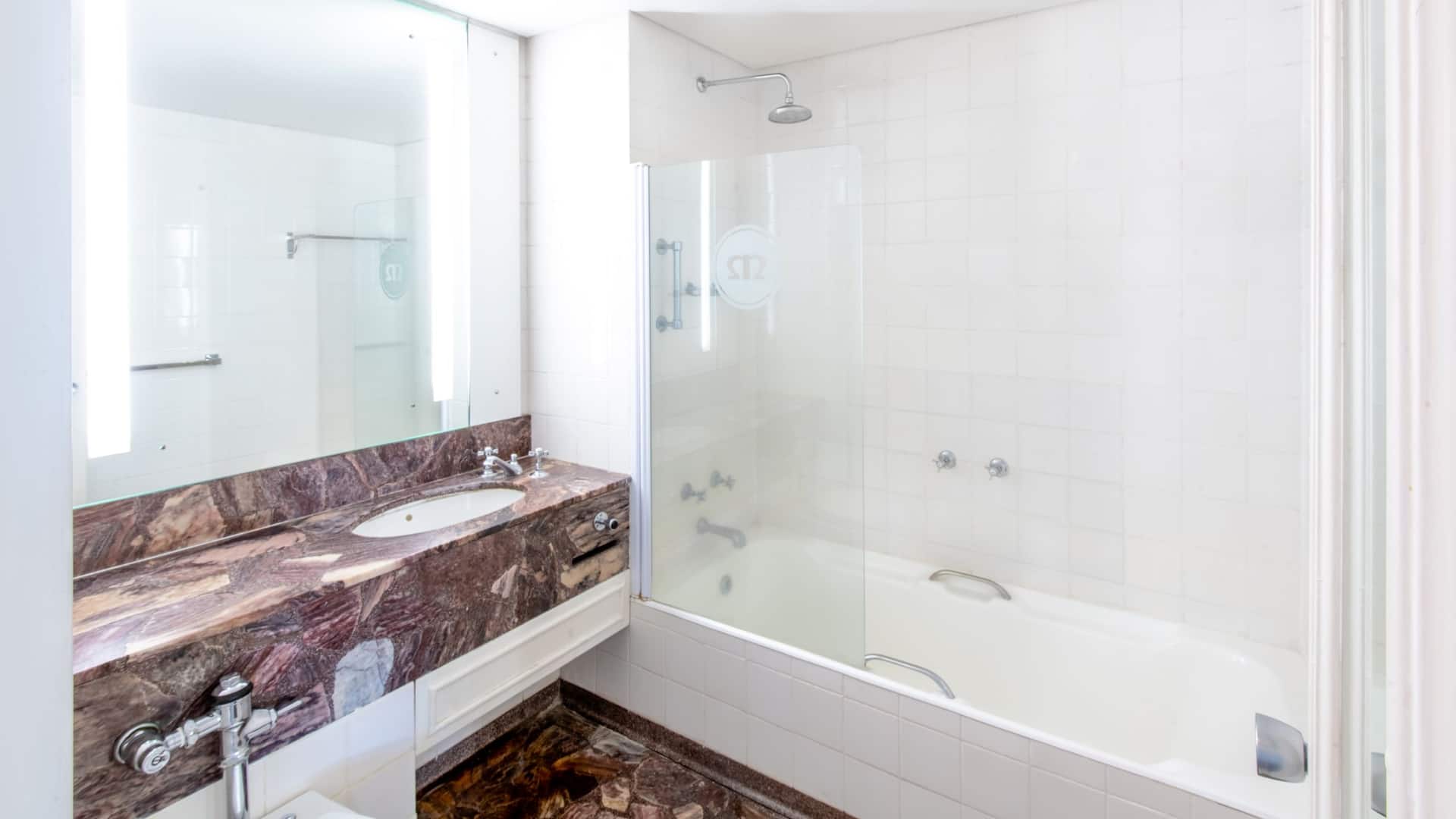 Meikles Hotel Meikles King Bed Park View Bathroom