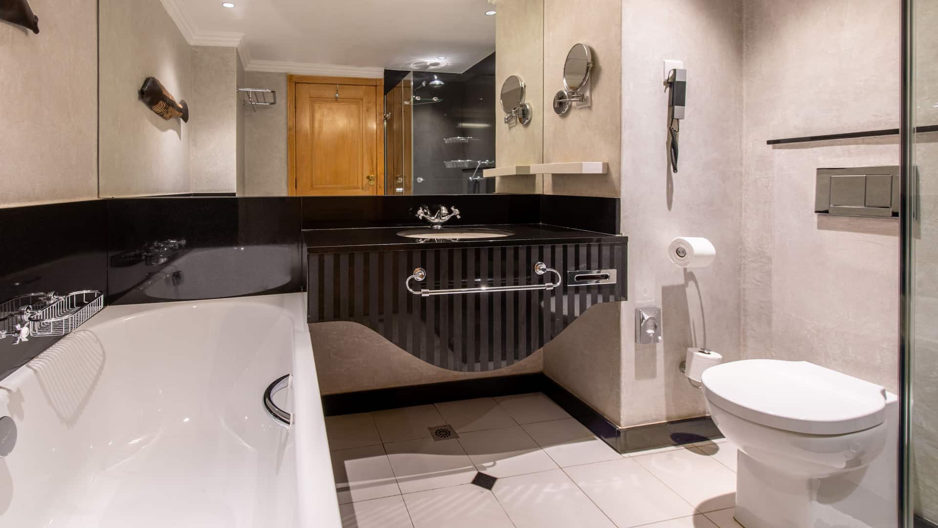 Meikles Hotel King Bed Park View Bathroom