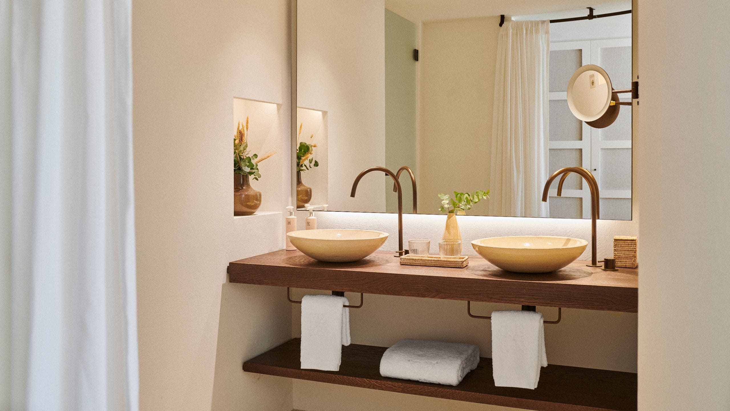 第 4，共 5 La Zambra Resort King Bed Deluxe Room Bathroom