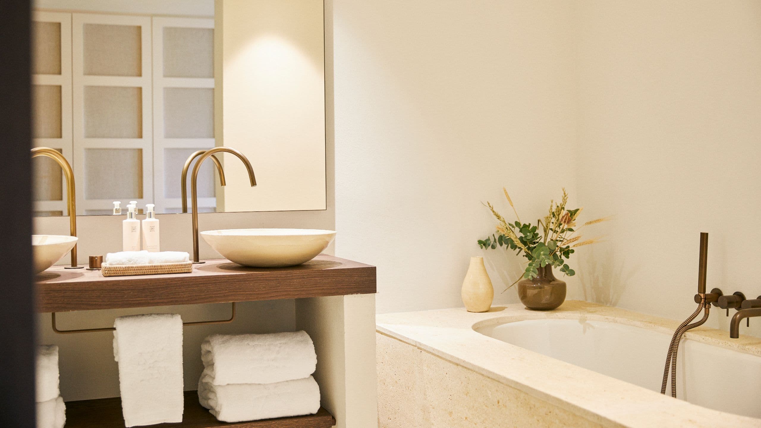 La Zambra Resort King Garden View With Terrace Bathroom