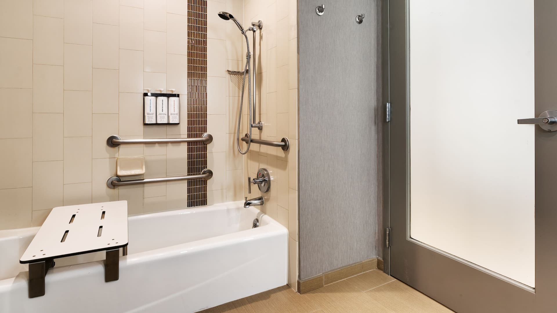 4/4 Hyatt Place at Anaheim Resort/Convention Center Accessible Bathtub