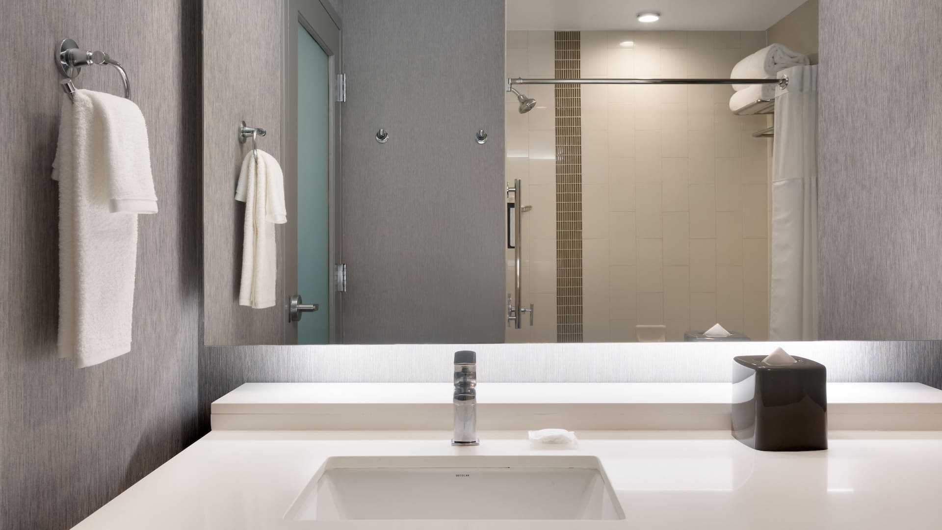 3/4 Hyatt Place at Anaheim Resort/Convention Center Accessible Sink