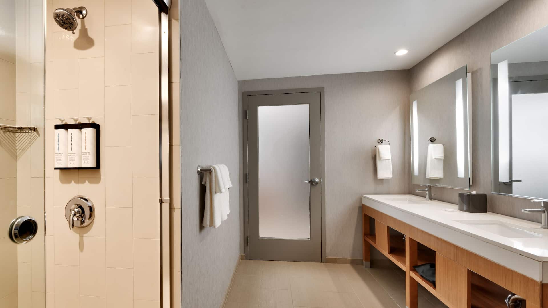 3/3 Hyatt Place at Anaheim Resort/Convention Center Double Queen Extended Bathroom