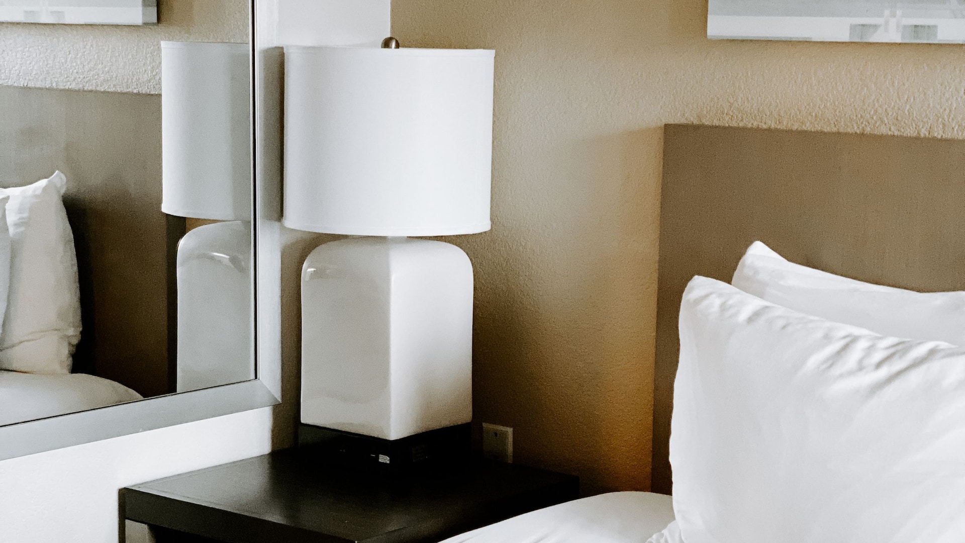 Hyatt House Pleasanton King Sidetable