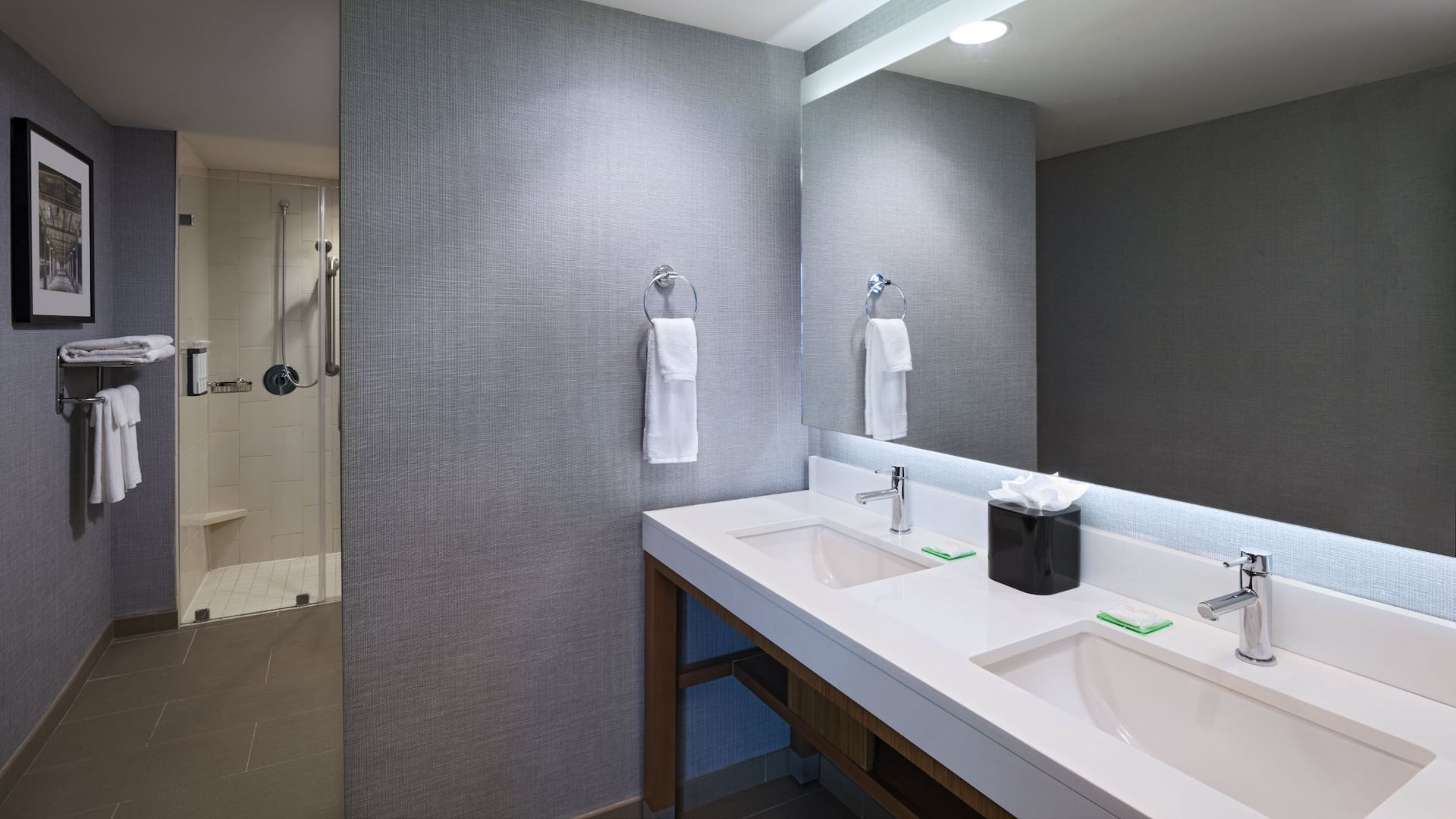 3/4 Hyatt Place Greensboro / Downtown Presidential Suite Bathroom