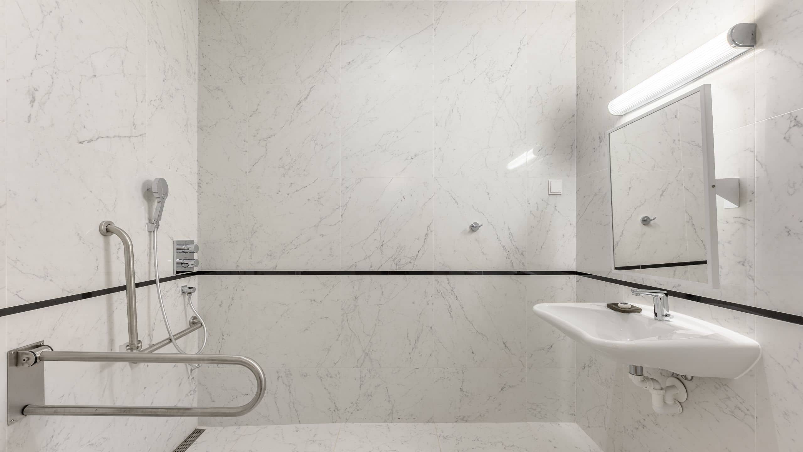 5/6 Párisi Udvar Hotel Budapest Accessible Bathroom View