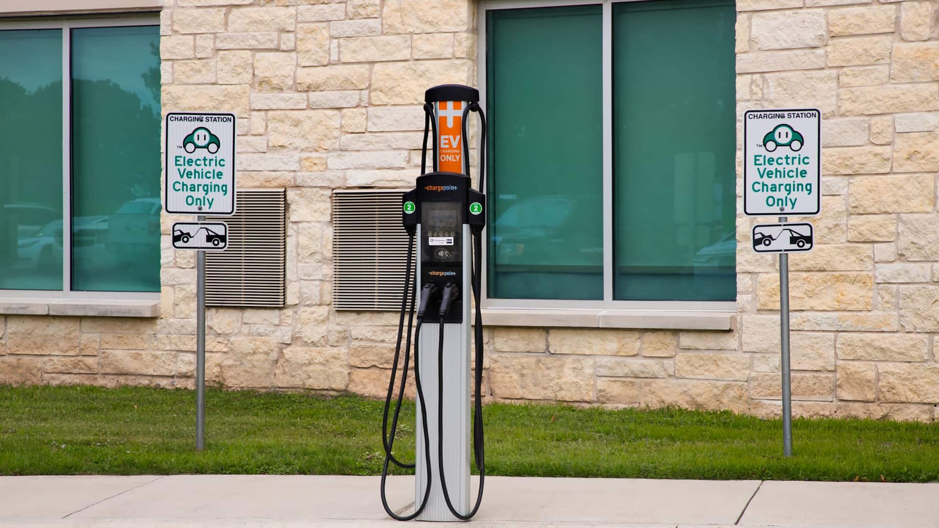 Hyatt Place Austin Airport E Vehicle Parking