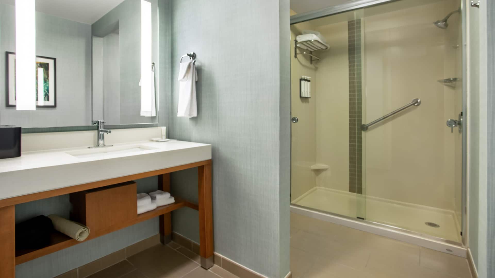 3 de 3 Hyatt Place Austin Airport King Suite Bathroom