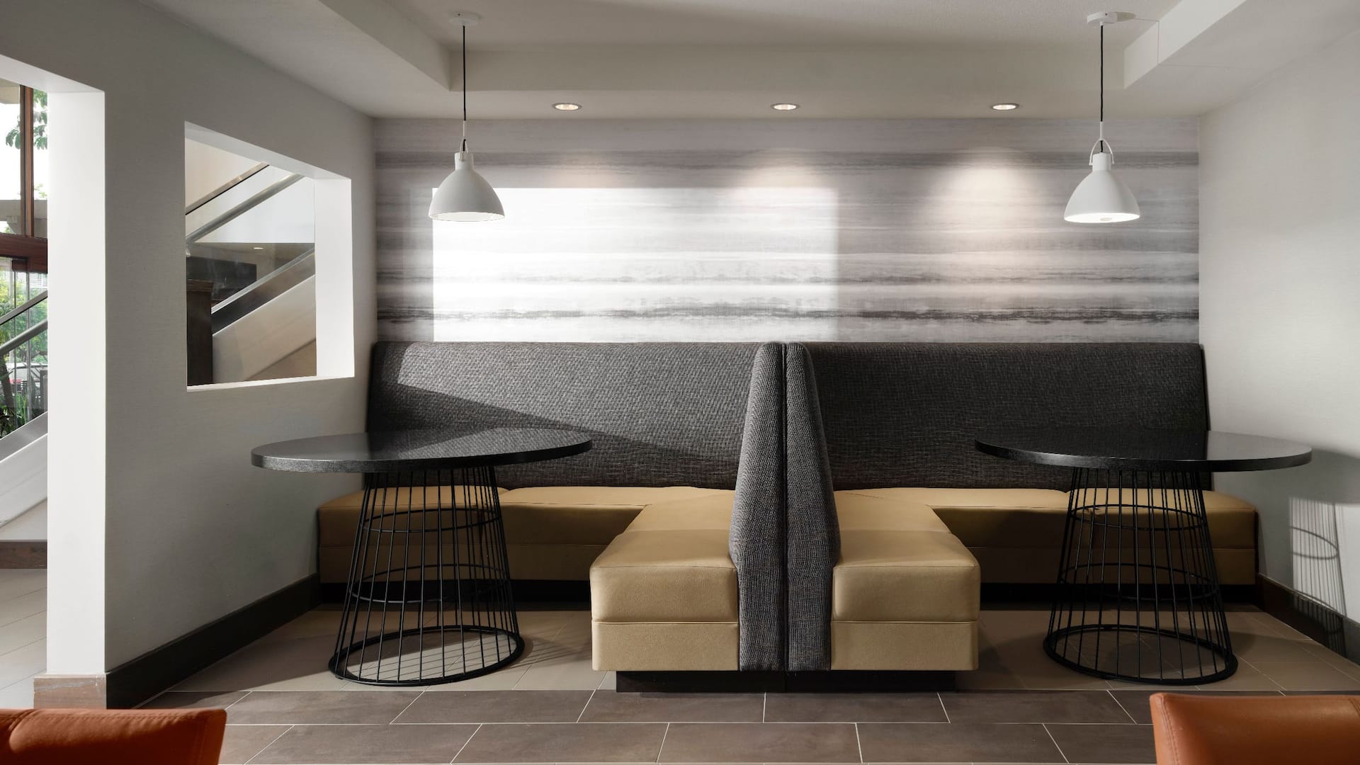 Hyatt House San Diego/Sorrento Mesa Breakfast Seating Area