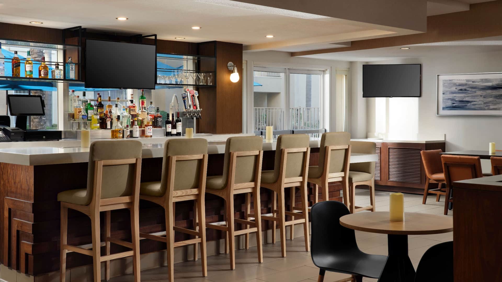 Hyatt House San Diego/Sorrento Mesa H Bar Side View