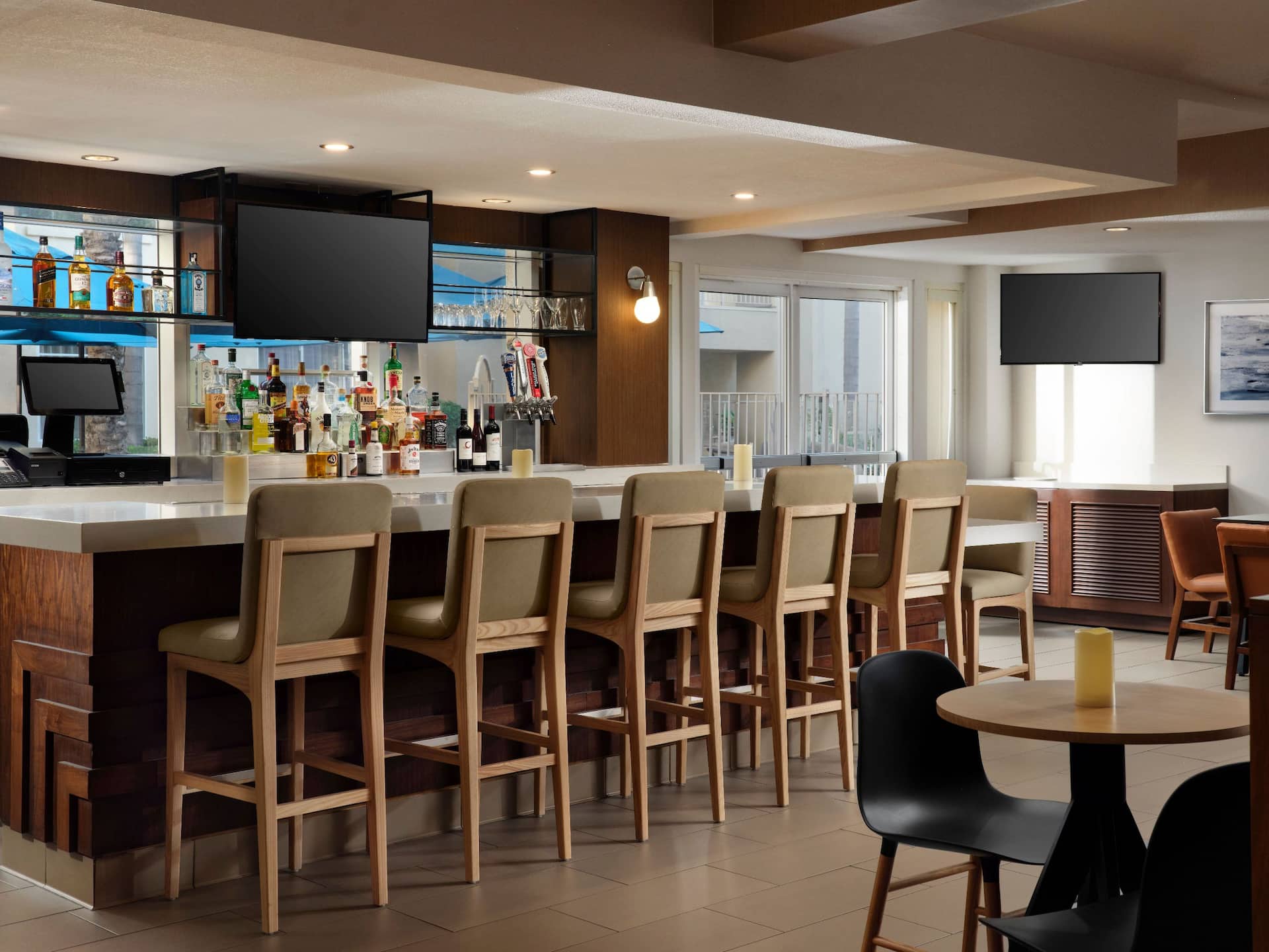 Hyatt House San Diego/Sorrento Mesa H Bar Side View