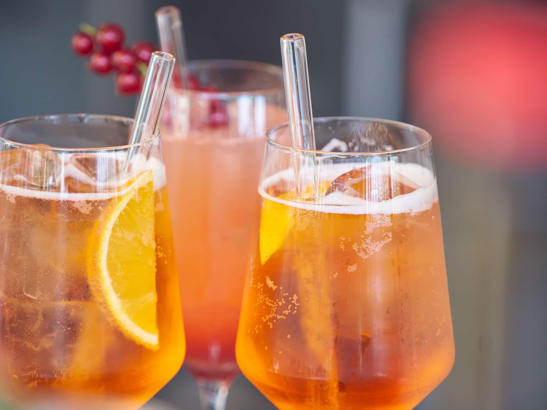 Drei Gläser Aperol auf dem Tresen der Malakoff Sommer Bar im Hyatt Regency Mainz.