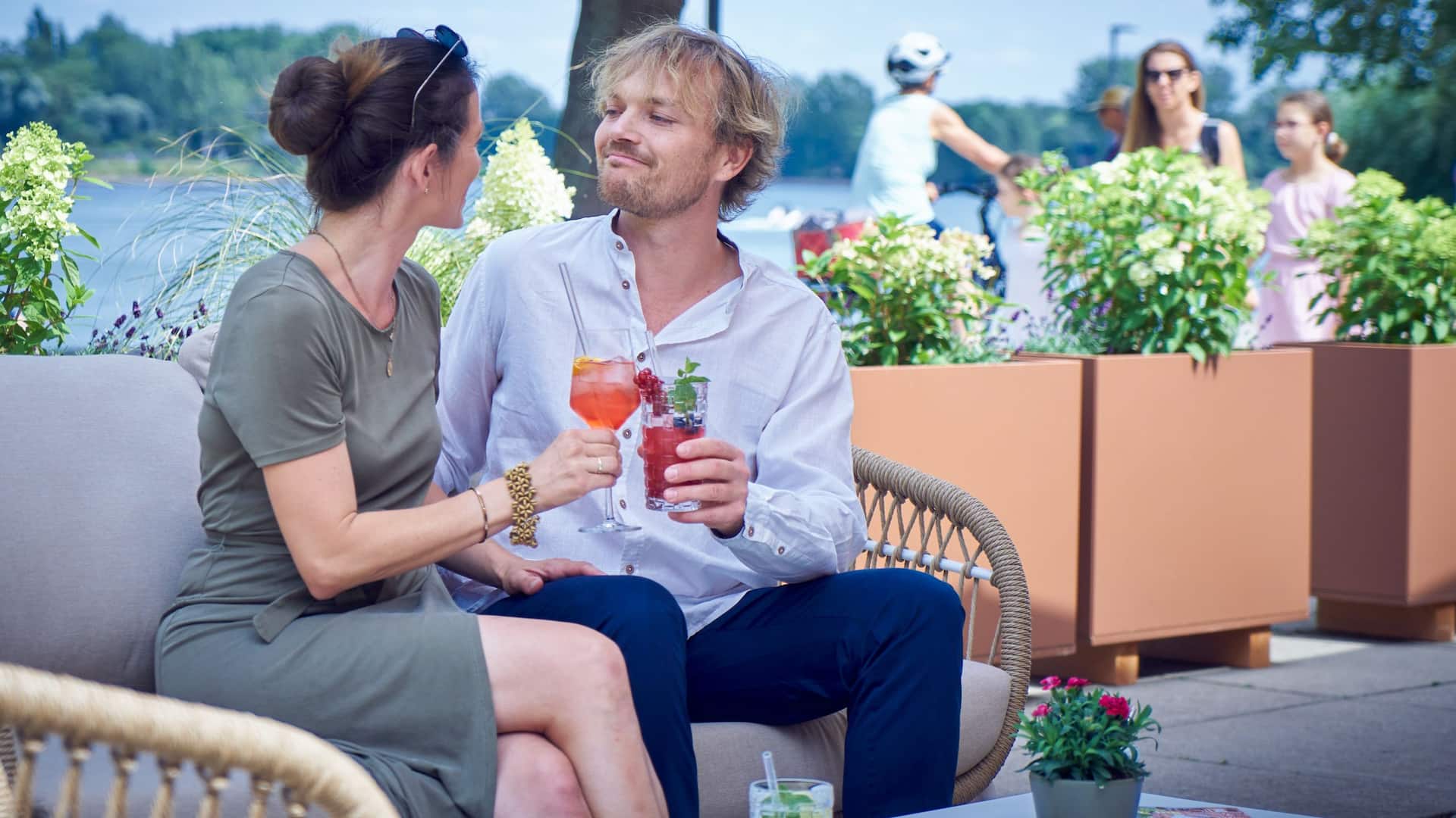 Hyatt Regency Mainz Malakoff Summer Bar Couple Looking At Each Other