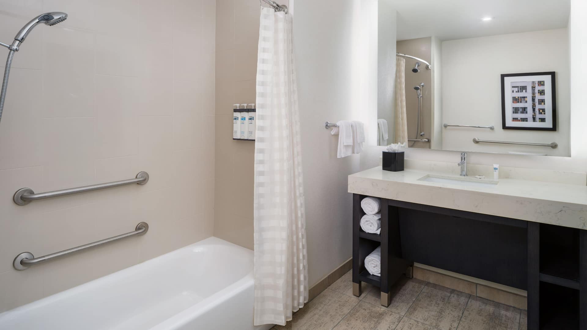 2 de 3 Hyatt House Austin/Downtown Accessible Bathtub