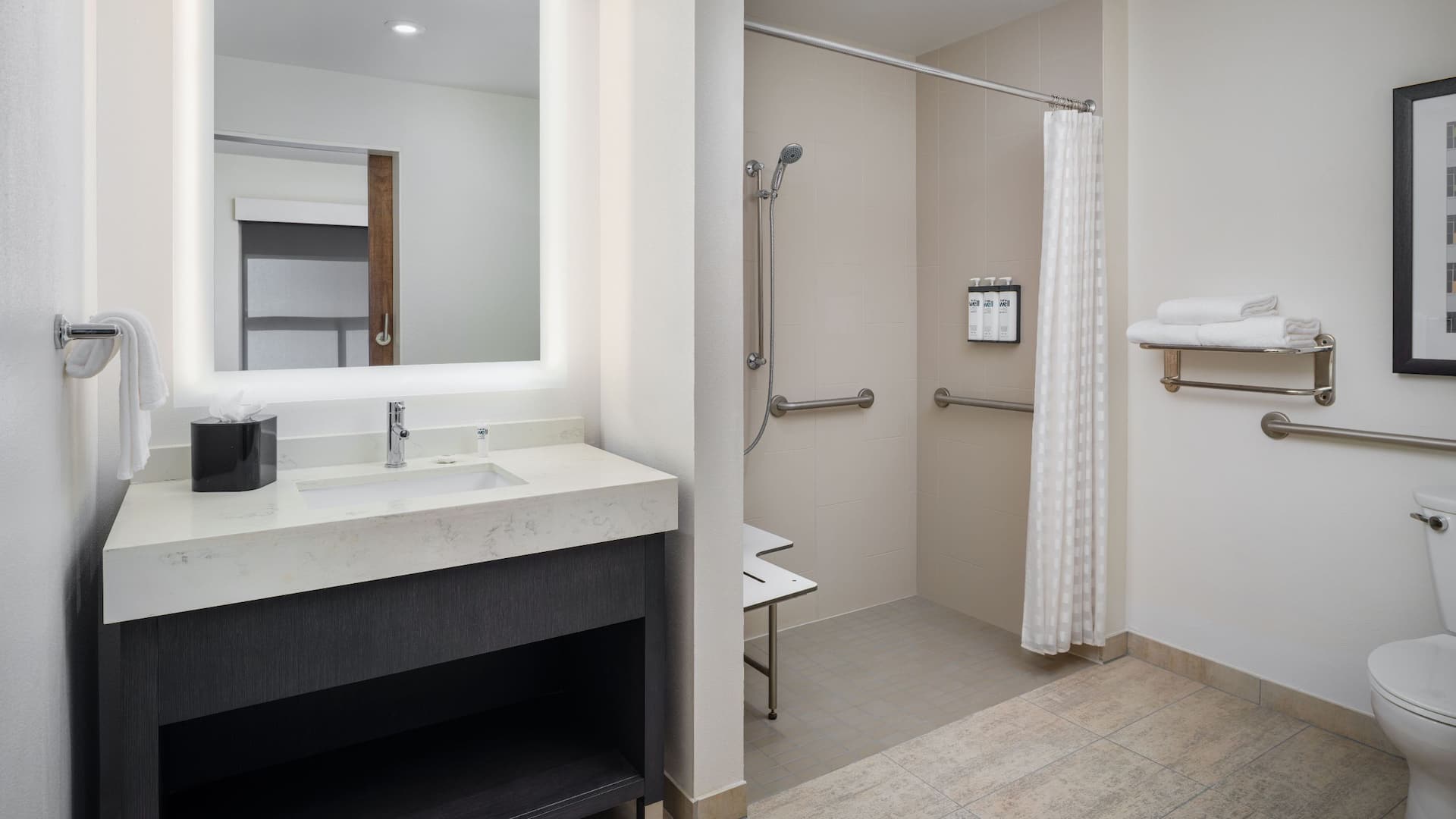 4 de 4 Hyatt House Austin/Downtown Accessible Roll In Shower