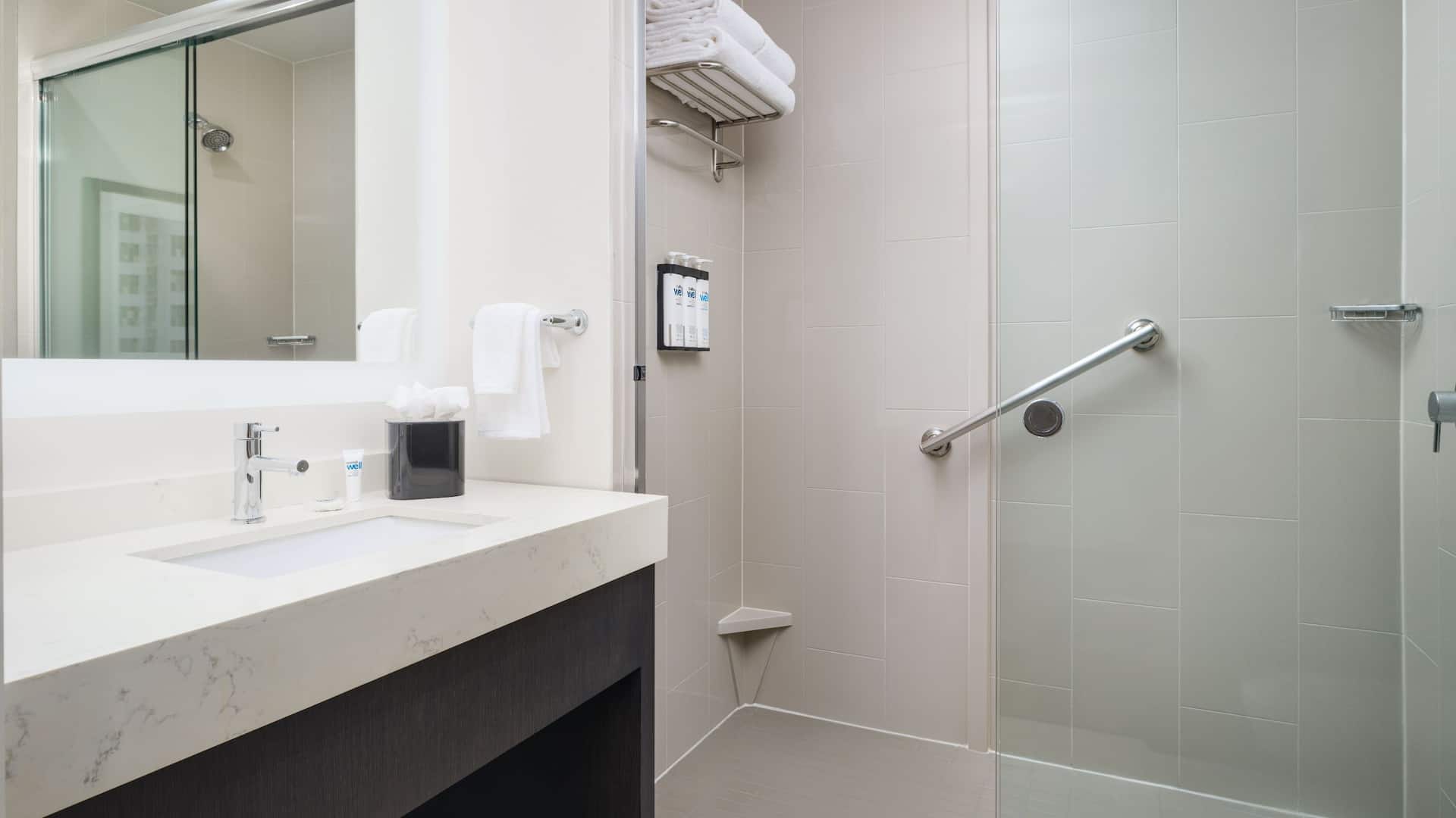 4 de 5 Hyatt House Austin/Downtown Two Queen Specialty Room Bathroom