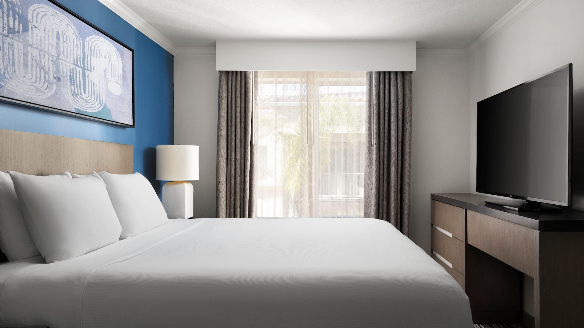 Hyatt House San Diego/Sorrento Mesa King Bed Guestroom Detail