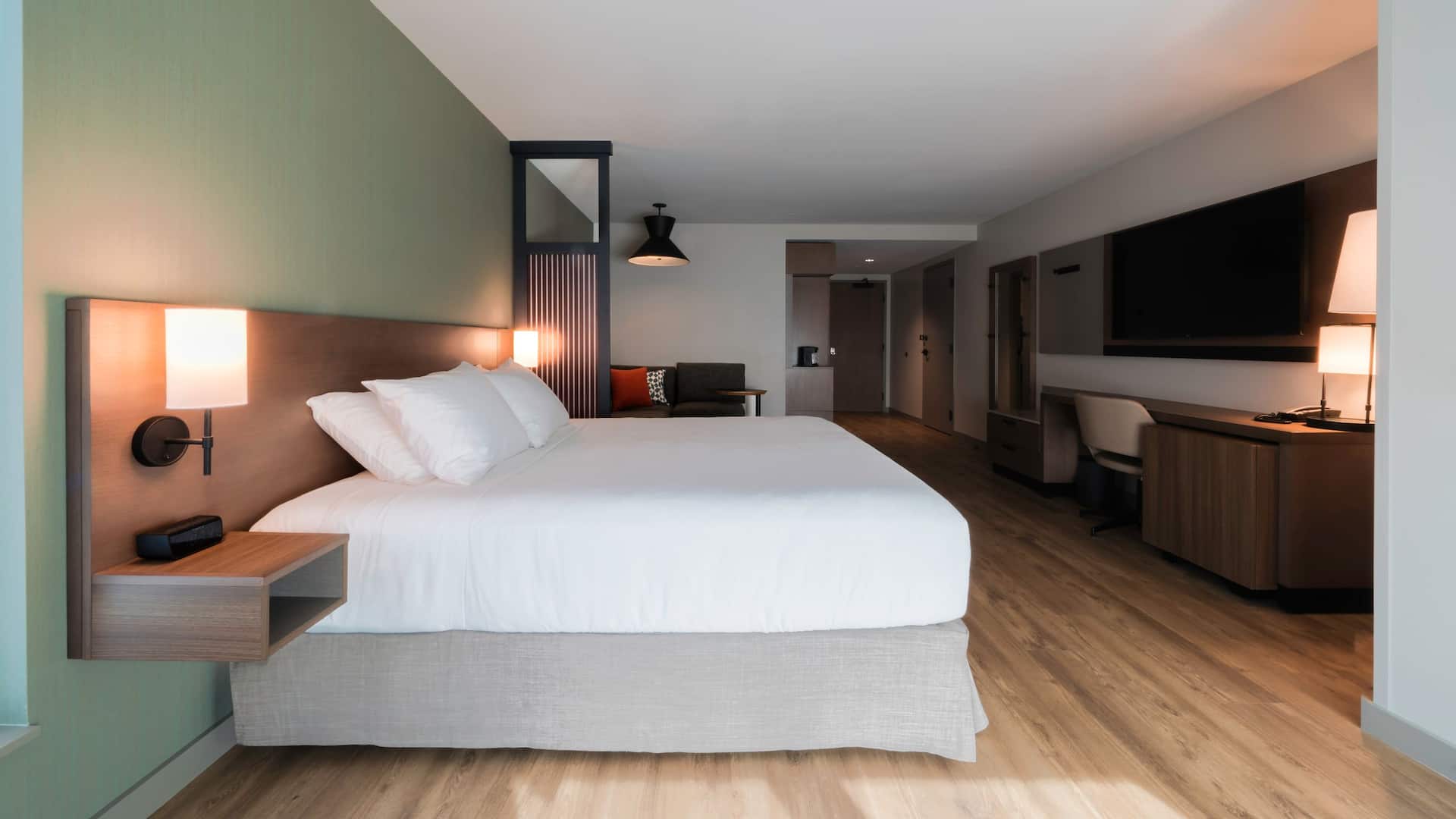 第 2，共 3 Hyatt Place Sacramento International Airport Accessible King Roll In Shower Layout