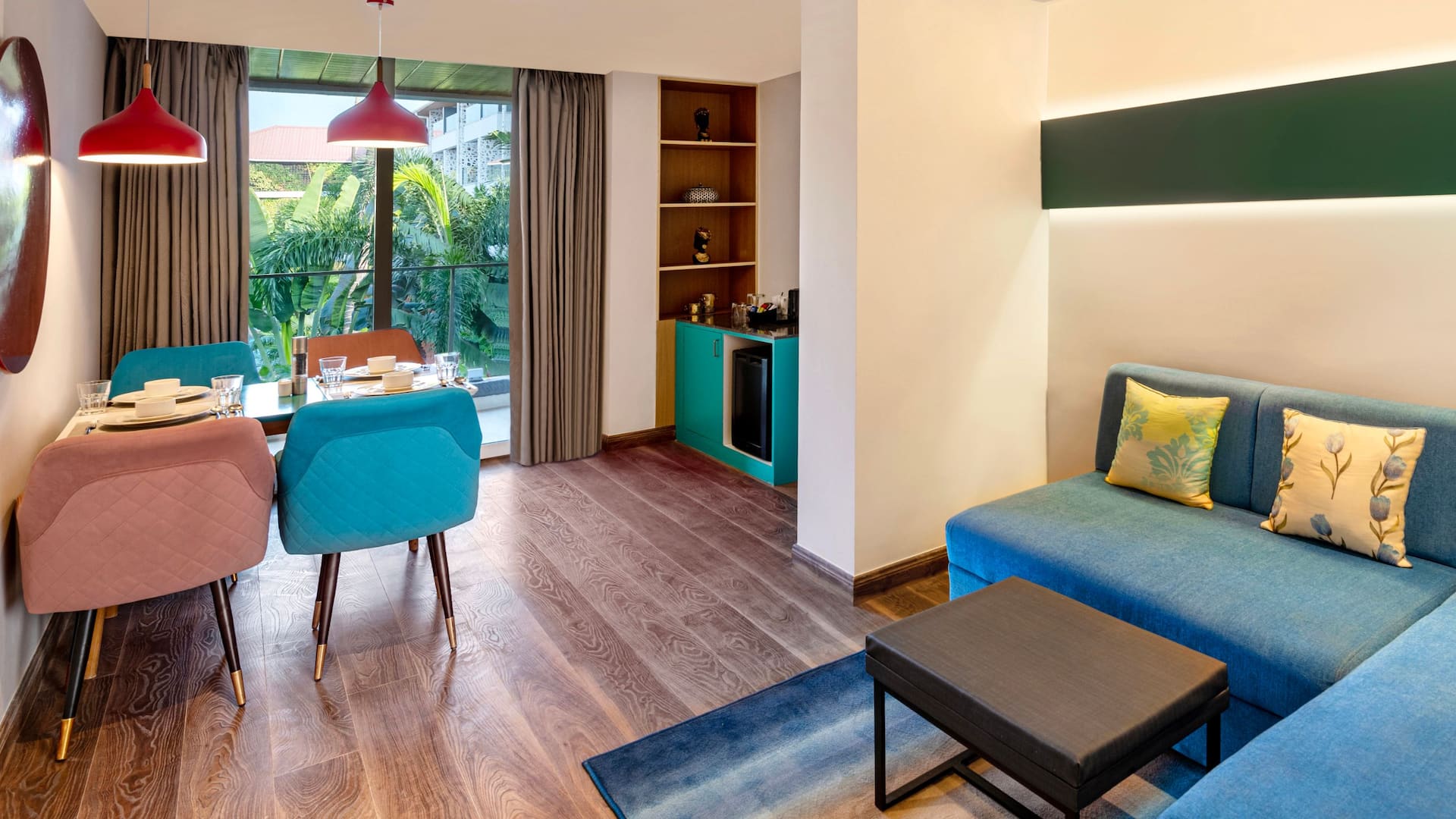 3 von 5 Hyatt Place Goa Candolim Suite Living Room With Pool View