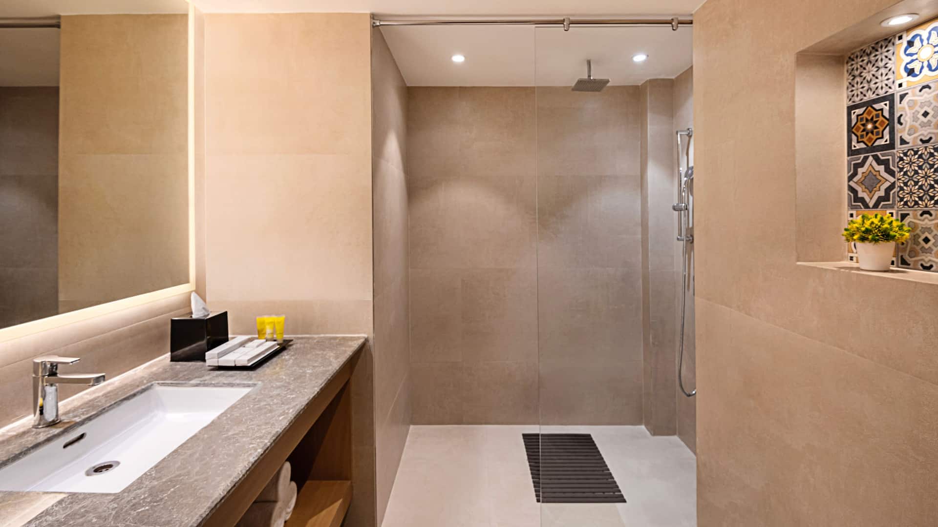 4 von 5 Hyatt Place Goa Candolim Suite With Pool View Bathroom