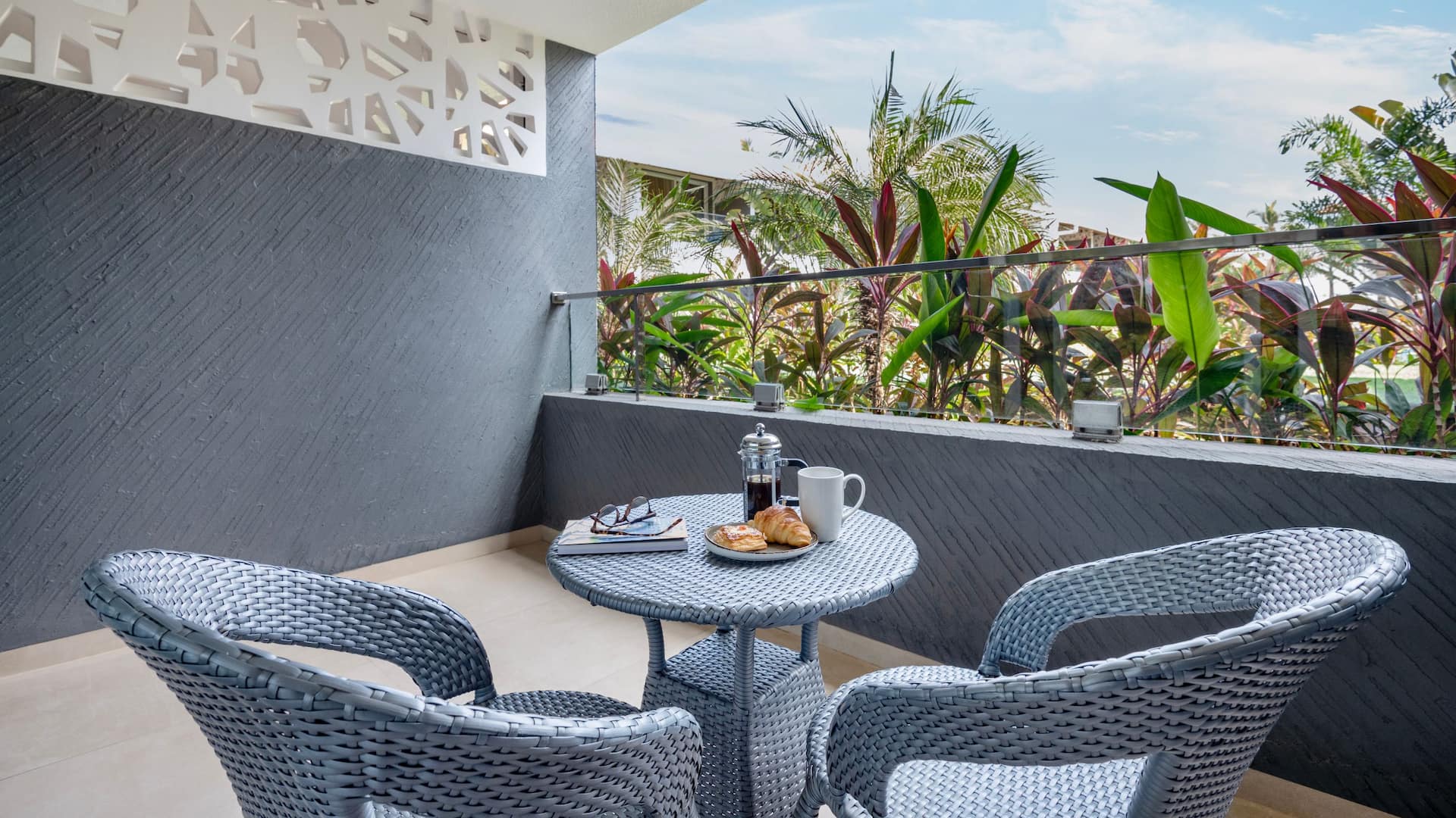 5 von 5 Hyatt Place Goa Candolim Balcony Room Dining