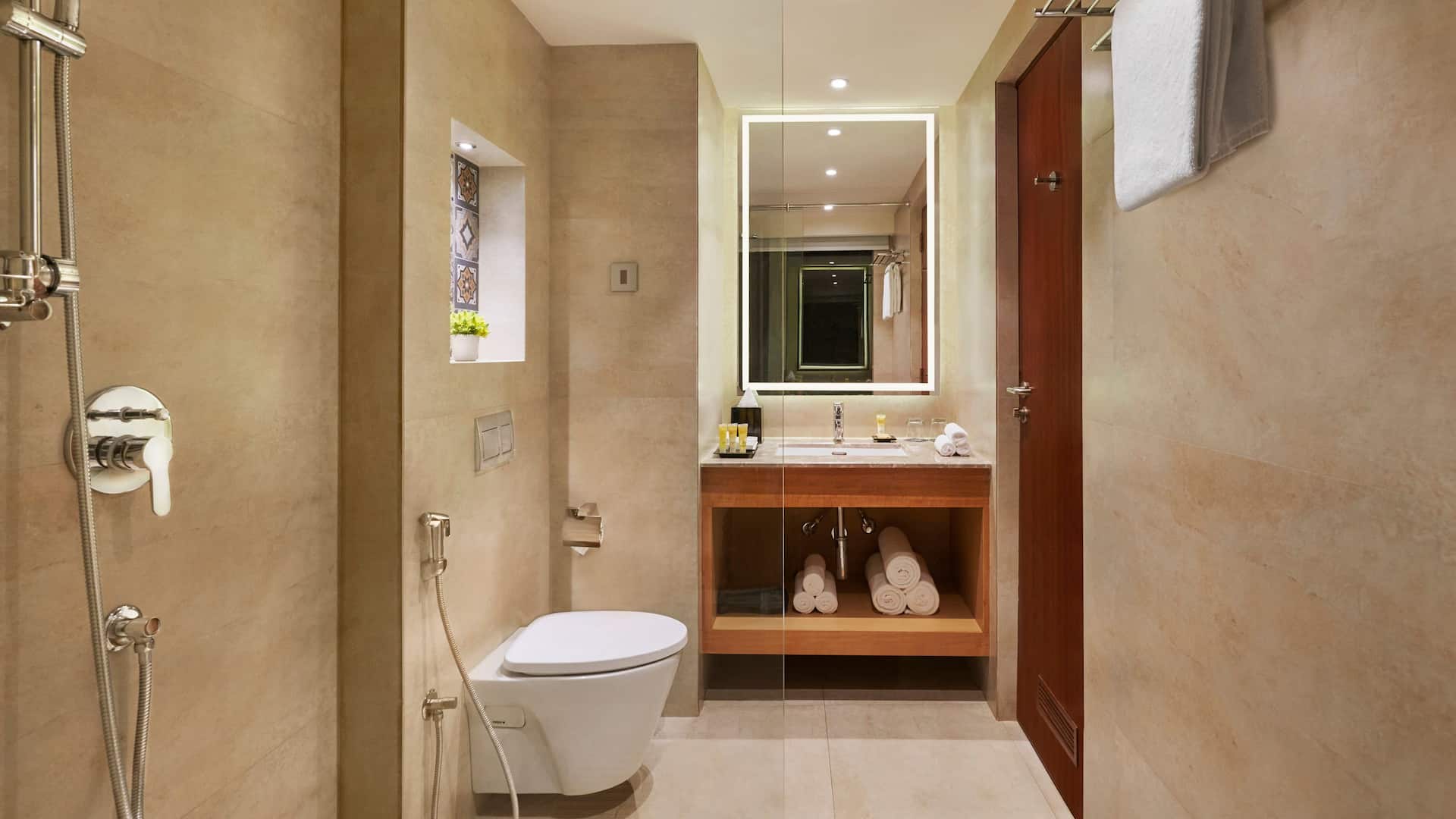 4 von 5 Hyatt Place Goa Candolim Bathroom Shower