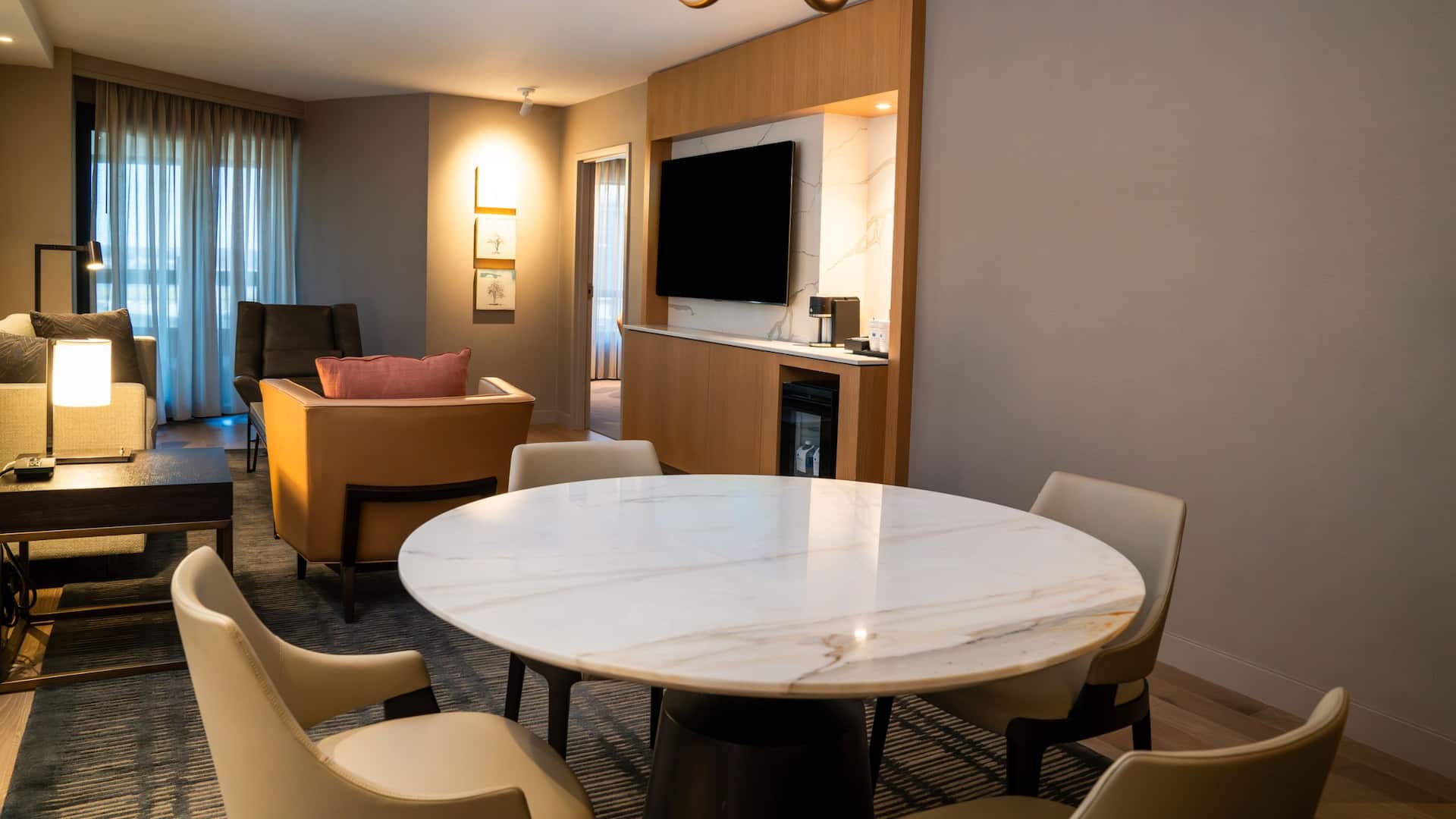 第 11，共 15 Hyatt Regency Crystal City at Reagan National Airport Diplomat Suite Dining