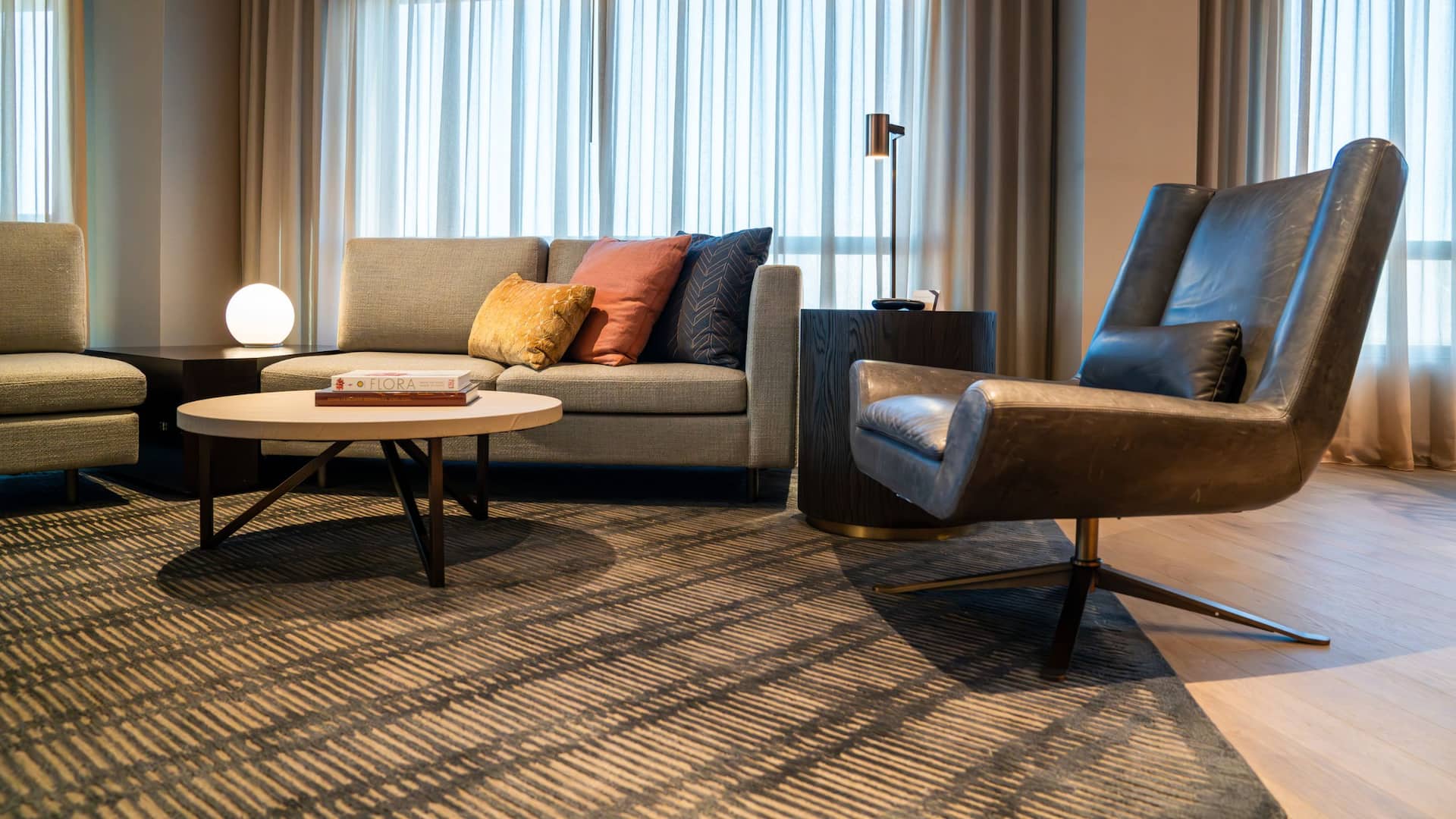 第 9，共 14 Hyatt Regency Crystal City at Reagan National Airport Capitol Suite Sitting Area