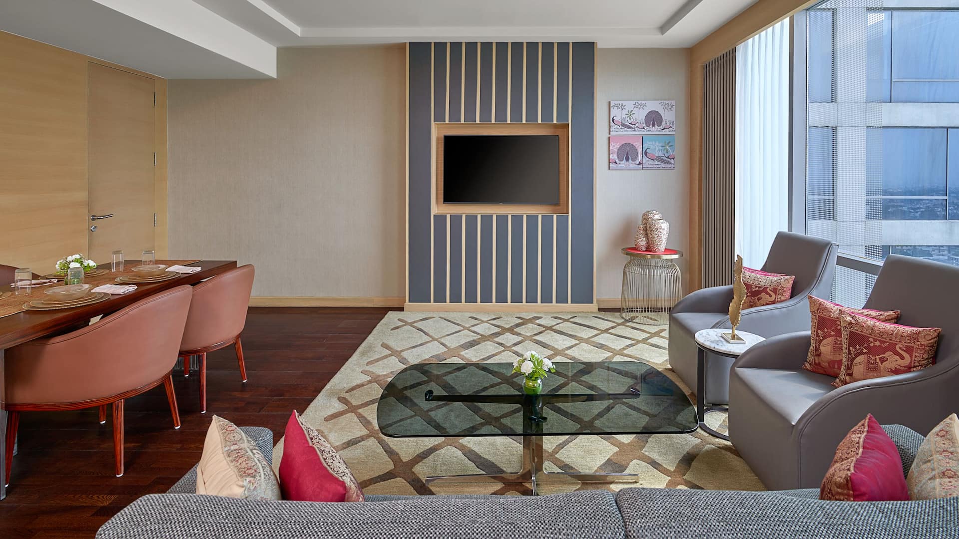 4 de 5 Hyatt Regency Lucknow Executive Regency Suite Living Area Television