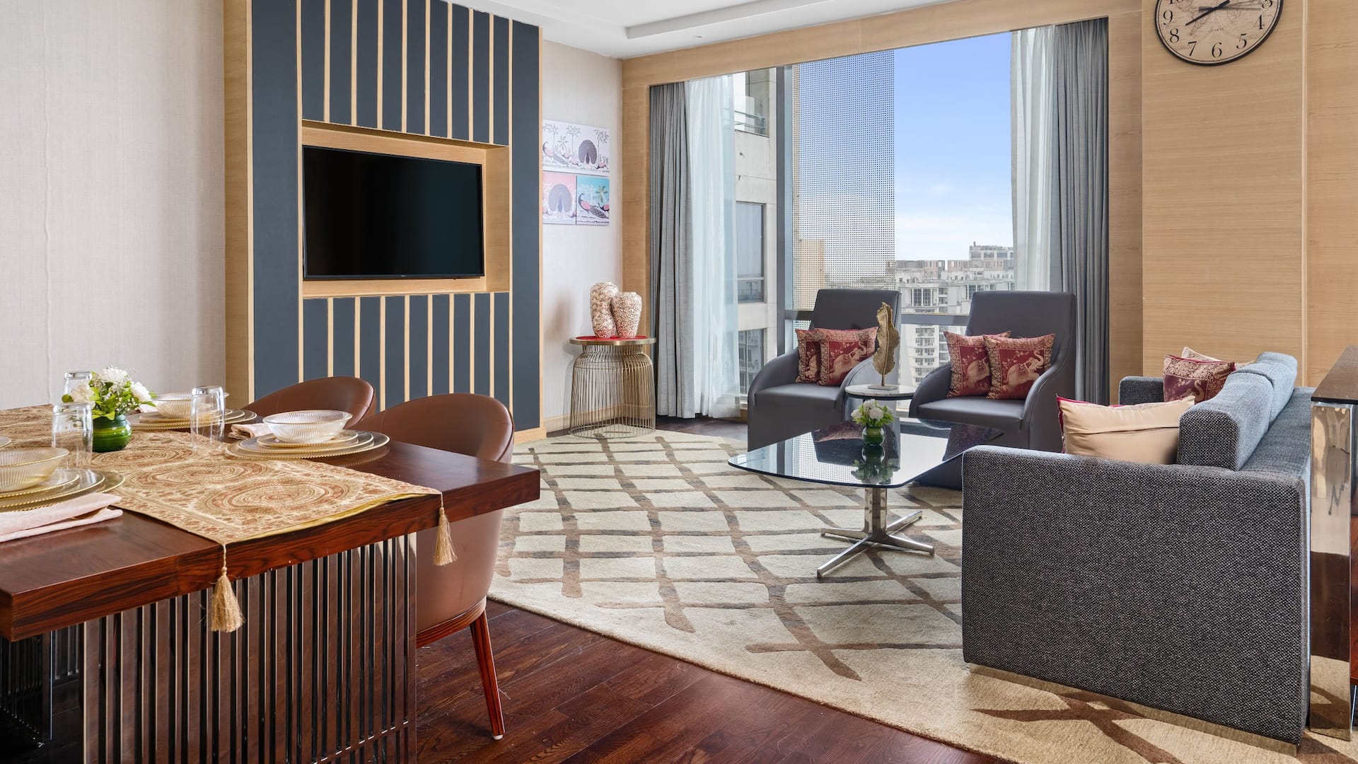 2 de 5 Hyatt Regency Lucknow Executive Regency Suite Living Area Seating