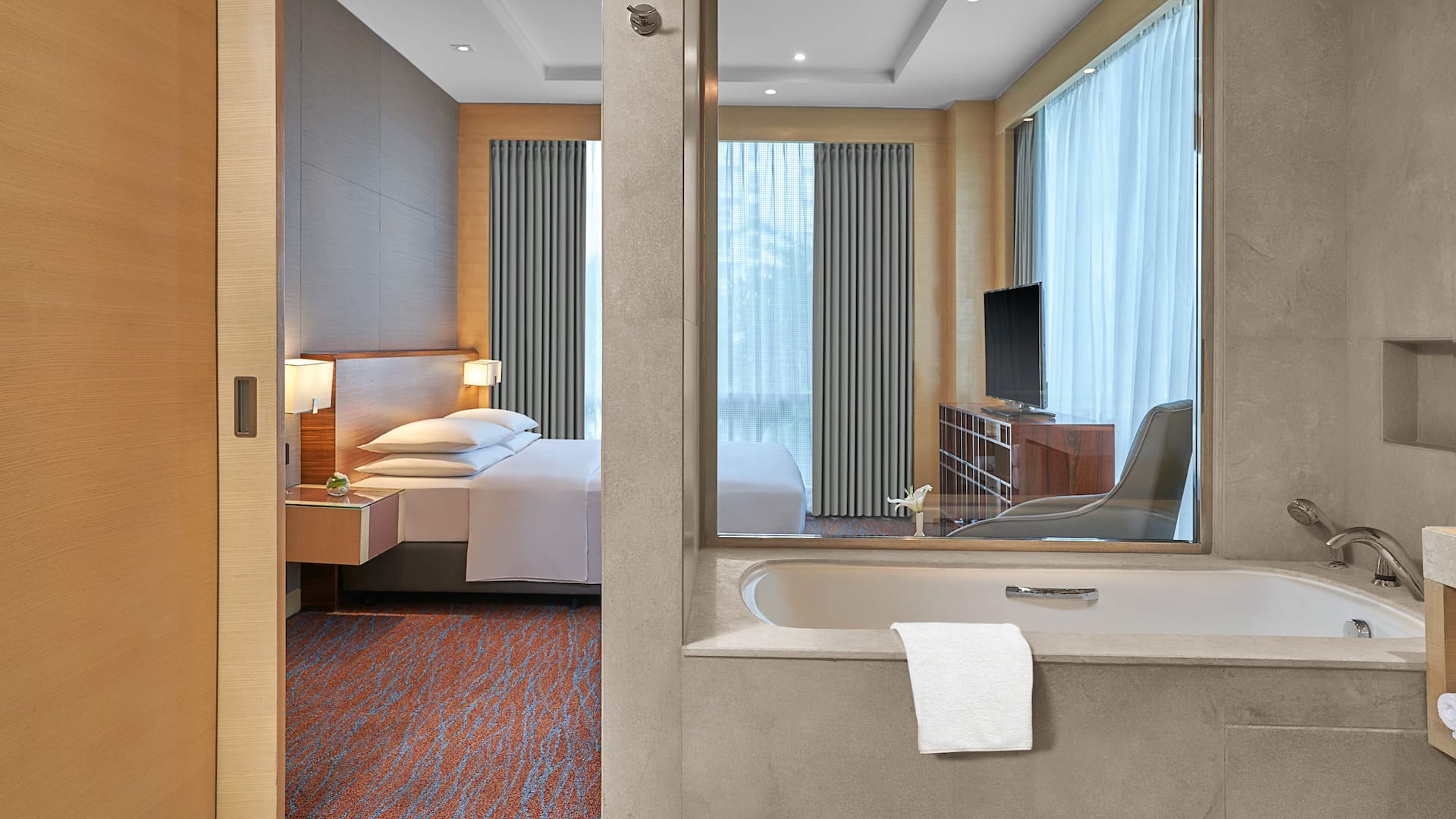 Hyatt Regency Lucknow Regency Suite Bathroom Into Bedroom