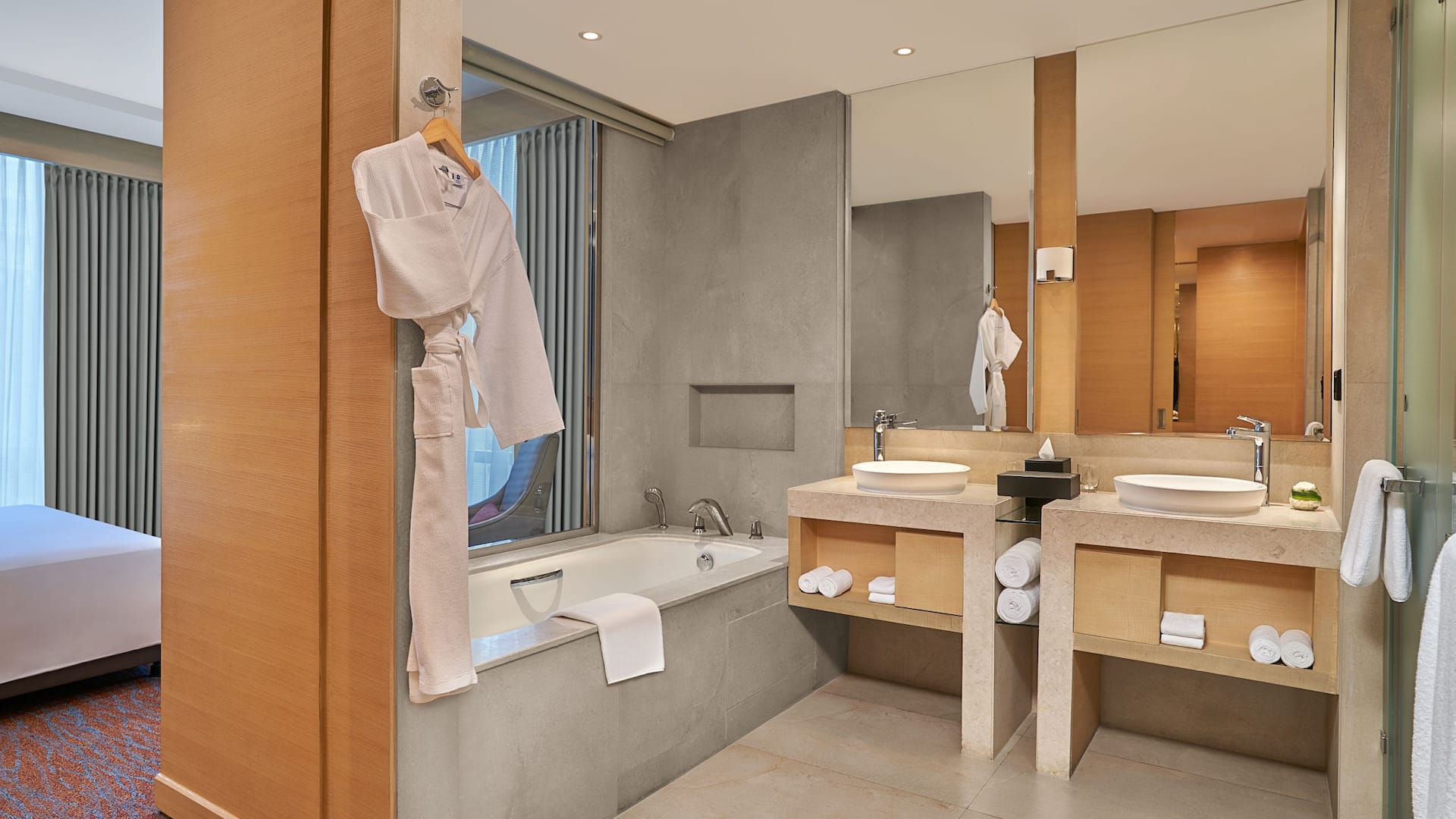3 de 4 Hyatt Regency Lucknow Regency Suite Bathroom Bathtub