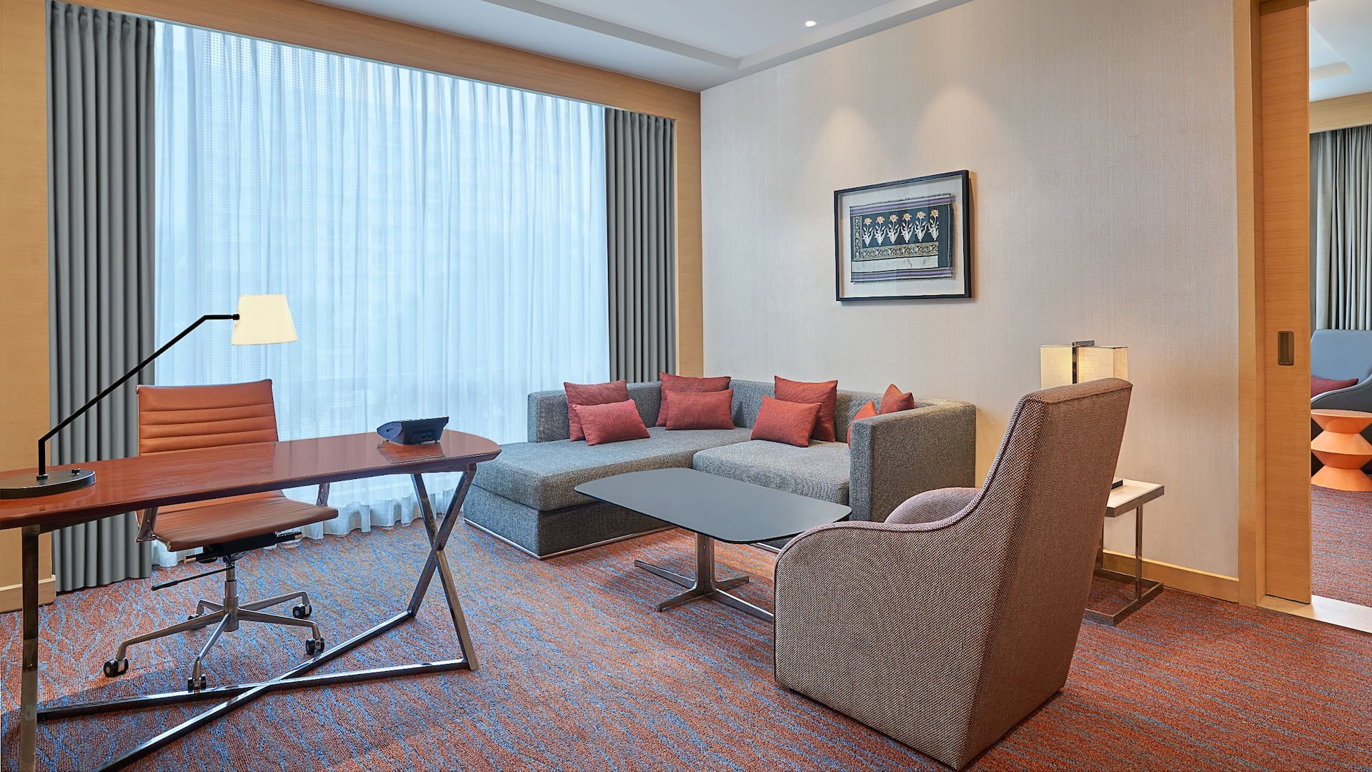 2 de 4 Hyatt Regency Lucknow Regency Suite Living Area Seating