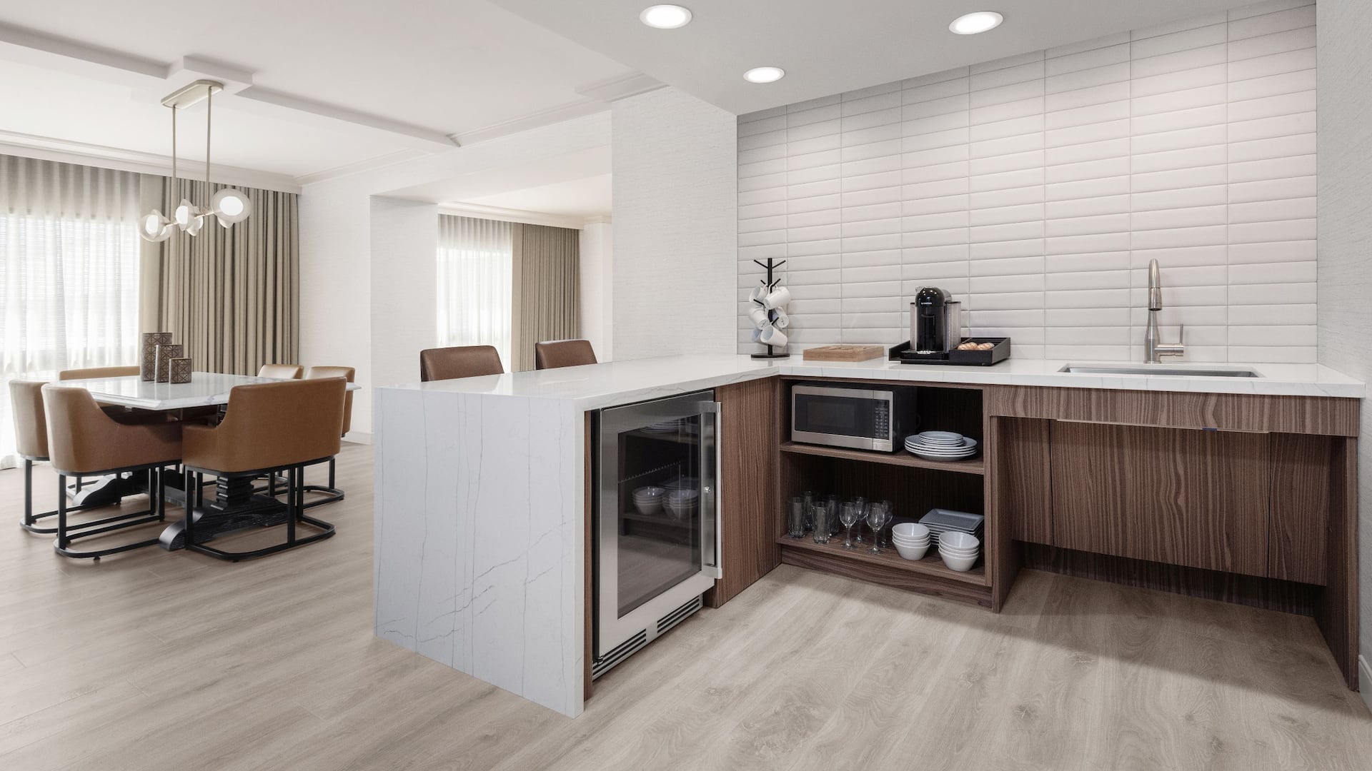 3 из 6 Hyatt Regency Irvine Accessibel Hospatality Suite Kitchen