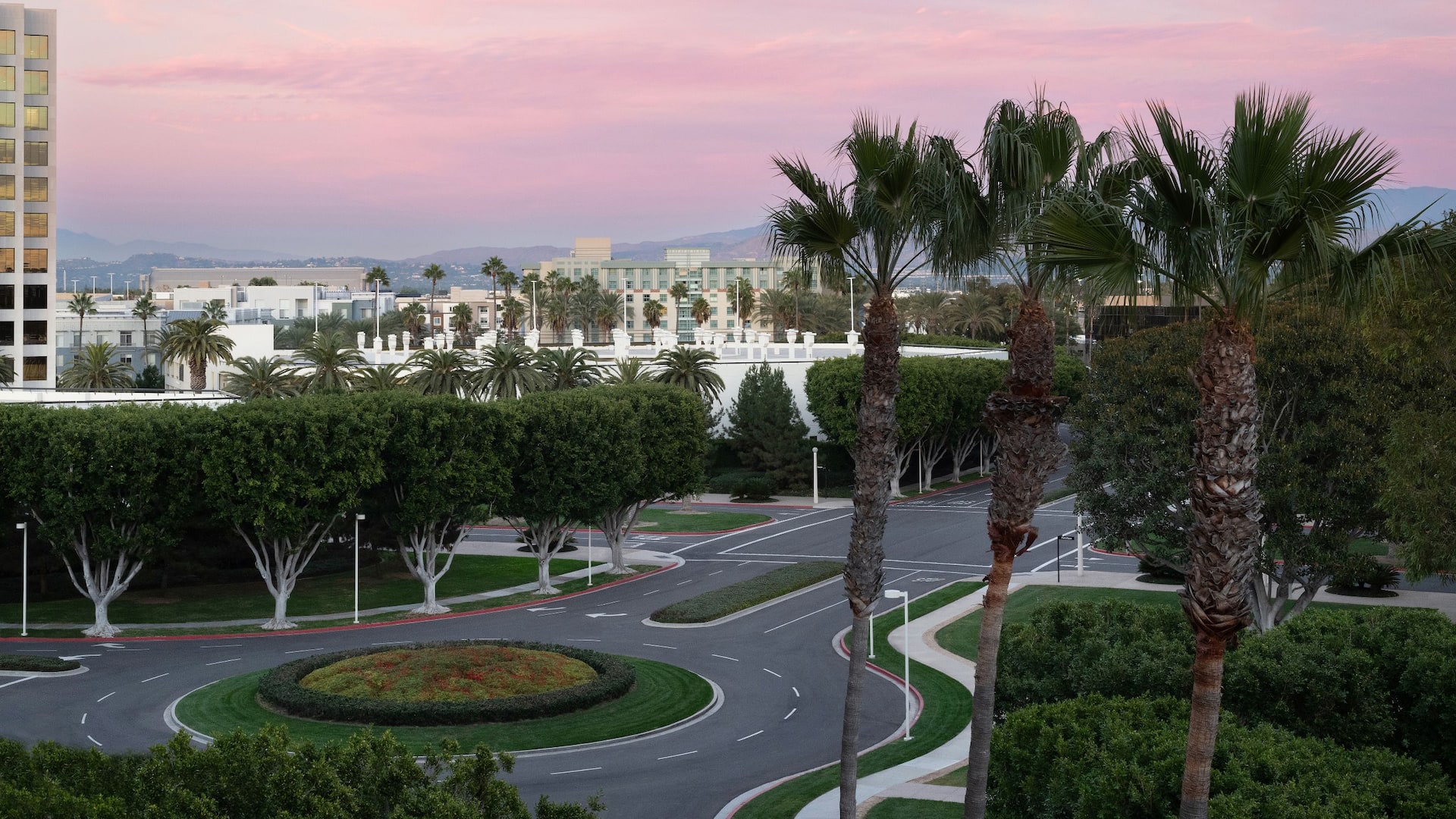 2 из 4 Hyatt Regency Irvine Guestroom View East