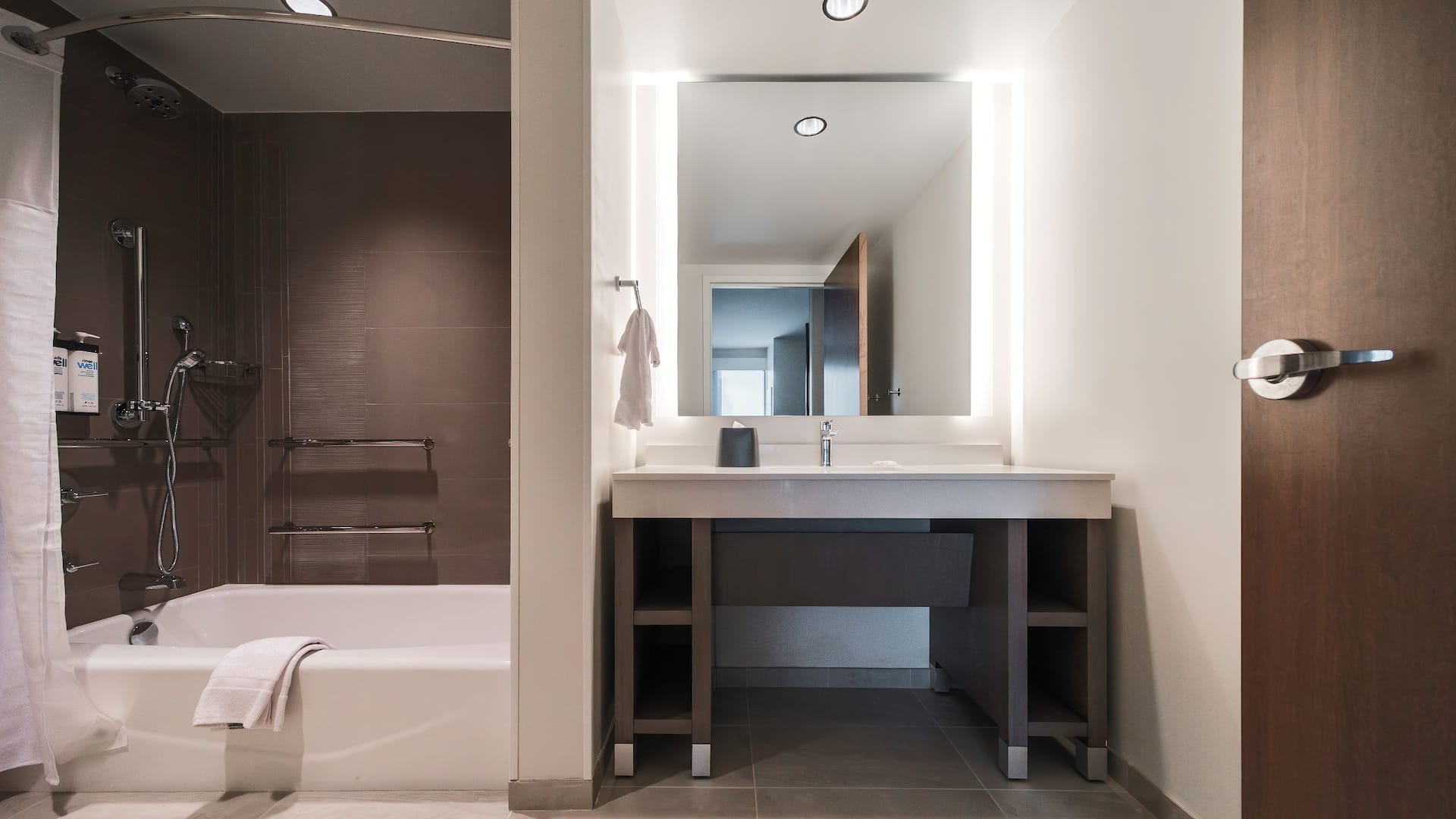 3 de 3 Hyatt House Sacramento Airport / Natomas Guestroom Bathroom