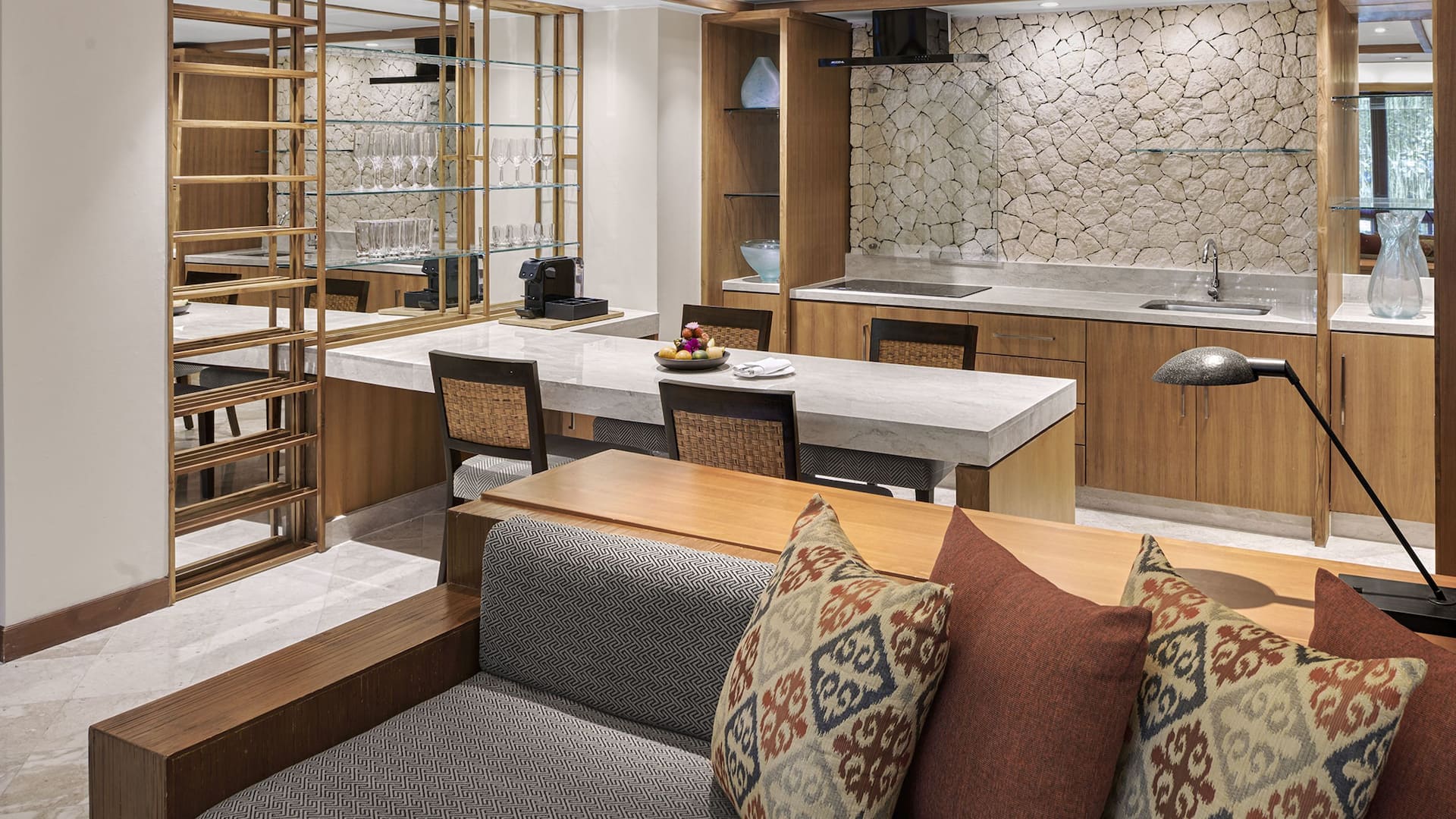 3 de 4 Grand Hyatt Bali Grand Deluxe Suite Executive Kitchen
