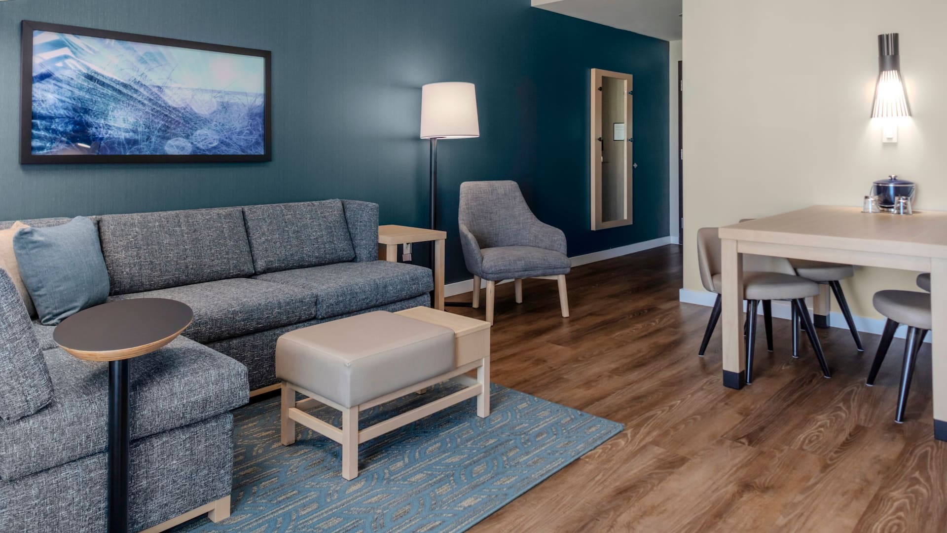 Hyatt Place St. Augustine / Vilano Beach Suite With Dining Table
